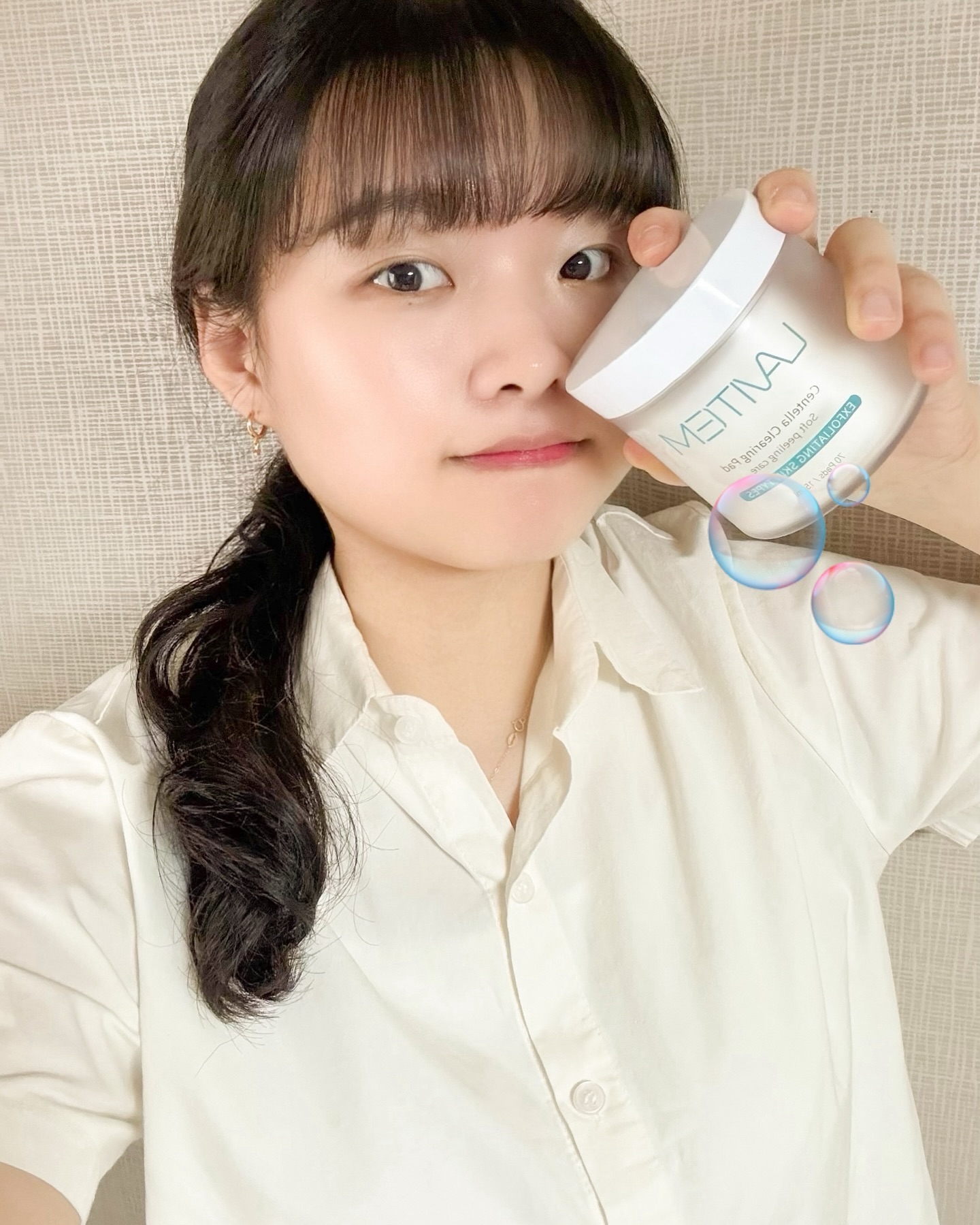 28일만에 뽀용한 피부 재탄성 가능한 패드추천 ✨🩵 

무려 별점이 5.0중에 4.9를 가진 특별한 각질패드

❛센텔라 각질 패드 ❜는 저자극으로 민감성 피부에도 가능하며
묵은 각질이나 모공을 막지 않도록 케어해주는 역할을 해요. 

세안 후 불려진 각질을 아직도 방치하시나요? 
관리를 해도 사라지지 않는 모공이 고민인가요?

패드 한장으로 에센스를 듬뿍 스며들게 만들며 
맑은 피부톤과 각질을 한방에 제거해준답니다. 

트러블 나기 시작한 부위에 올려놓고 몇 분 정도 있으면 가라앉고
건성이고 유분기 가득한 제 피부에도 한결 피부톤이 정리가 되어 
마무리감이 너무 좋았어서 또 다 쓰면 재사용 각이라구요! 💛🧡

지금 1+1도 하는데 이거 안사면 왕 후회 💤 

#제품제공 #라비템 #라이스톤업패드 #센텔라각질패드 #톤업패드 #각질패드 #기초화장품 #패드추천 #각질관리 #모공관리 #건성 #피부 #뷰티 #셀피 #gift #선물 #협찬 #센텔라 #피부관리 #뷰티스타그램 #뷰티 #피부스타그램
