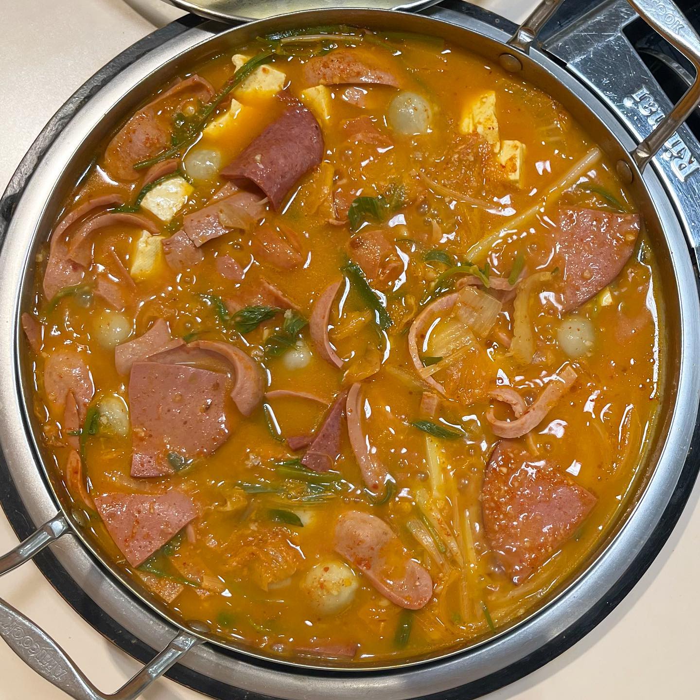 카페 같은 인테리어의 저염식 부대찌개 맛집
#153포인츠부대찌개 용인본점

처음 여기를 왔을 때 들어가는 입구가
입대하는 느낌을 받았어요..

하지만 안으로 들어가니 양식집 같은 인테리어에
주차장까지 넉넉해서 좋더라구요.

부대찌개는 우유 베이스 국물 느낌에
저염식 느낌이라 짜지 않고 맛있게 먹을 수 있었는데
얼큰하기까지 해서 더 맛있었어요.

게다가 햄가득 부개찌개를 주문했더니
큰 킬바사 소시지와 함께
햄이 정말 많이 들어있었어요.
(킬바사 소시지 맛은 쏘쏘~)

만두 사리 추가했는데 동그랗고
쫄깃한 만두였어요.

무엇보다 밥과 라면 사리가 무한이고
셀프바까지 있어서 엄청 푸짐하게 드실 수 있어요.

낮이었는데 어른들이 술과 함께
드시는 분들도 많이 계시더라구요.

부대찌개 좋아하시면 꼭 한 번 가보세요!

-

📍 153포인츠 부대찌개 _ #용인

💳 햄가득 부대찌개 11,500원 * 2
💳 만두 사리 2,000원