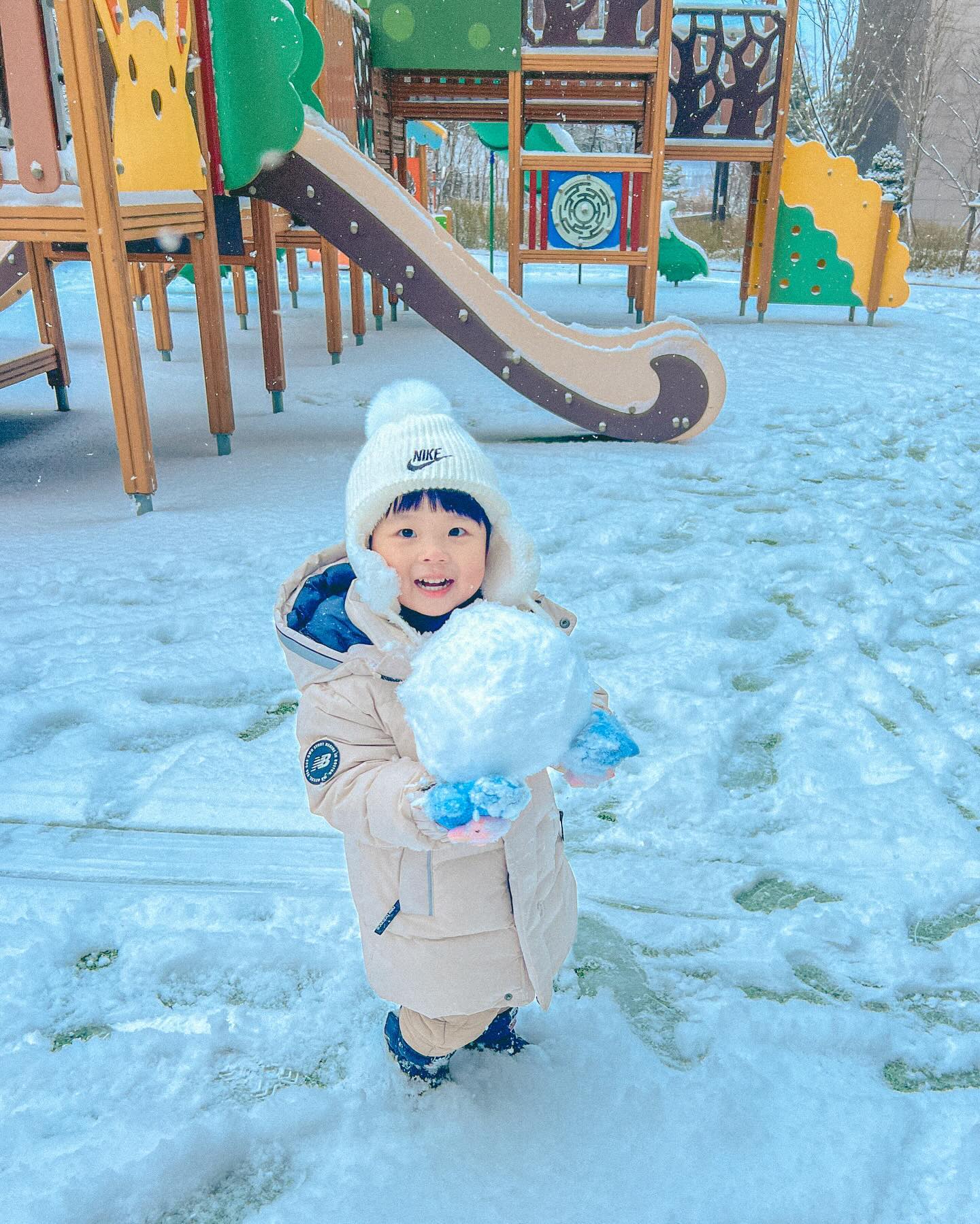 ☃️🧣
 
눈 펑펑 온 날 
서빈이랑 놀이터 나가서 
눈사람만들기🤭🤭
 
 
 
 #이쓰빈
