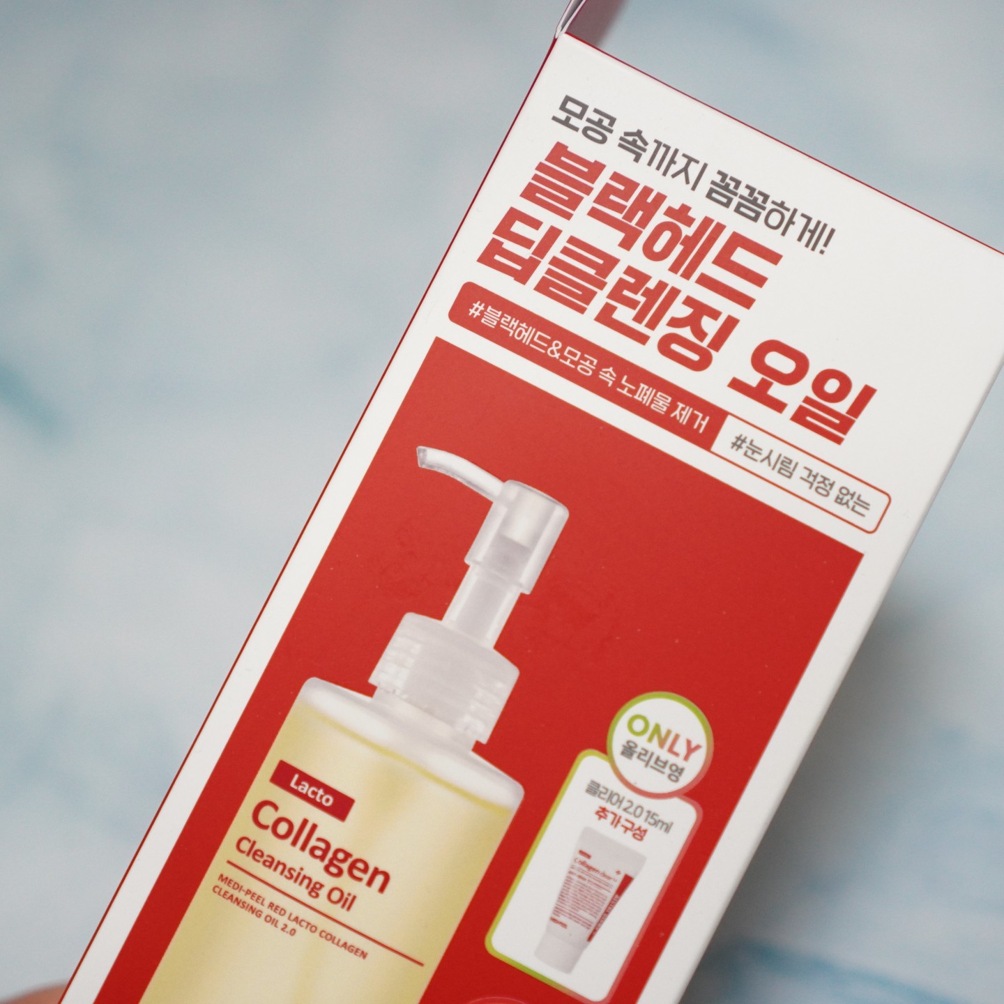 #협찬 #메디필 #메디필레드락토콜라겐클렌징오일 

이번에 #메디필클렌징오일 업그레이드 되었어요.

모공전용 딥클렌징오일로 모공 속 두꺼운 메이크업 노폐물은 부드럽게 녹여주면서 락토바실러스 콜라겐이 2배 함량 증가되었습니다. 

블랙헤드와 피지도 말끔하게 세정시켜주면서 모공 속 보습까지 탄탄하게 해결해주는 락토필만의 락토콜라겐,
피부과학연구원과 메디필에서는 효과적인 콜라겐 성분을 개발하기 위해서 독자적인 콜라겐원료개발을 성공시켜 콜라겐 흡수율과 피부탄력을 극대화로 도와줍니다.

피부가 좋아하는 오일배합으로 식물유래오일이 무려 80%가 함유되어 있고 레드프로폴리스와 히비스커스 꽃추출물로 수분 장벽까지 높여줘요.

발림성이 너무 부드러운데 눈시림이 전혀 없어요.
무쌍이라 두껍게 아이메이크업을 하는 편인데 말끔하게 지워줍니다.

메이크업잔여물과 노폐물도 한번에 싹 !!
자극없이 피부 촉촉하게 말끔하게 지워주는 #메디필클렌징오일 추천드려요. 

#블랙헤드딥클렌징오일 #모공딥클렌징오일 #메디필클렌징오일 #모공전용클렌징오일 #올리브영추천템 #딥클렌징오일 #올리브영클렌징오일 #올리브영클렌징오일추천 #모공케어 #모공클렌징오일 #kbeauty #kskincare #홈케어