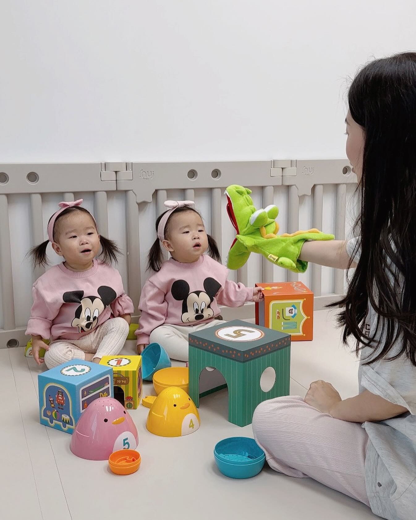 #광고
유채 새로운 친구 말하는 악어 🐊💚
유채가 처음에는 악어인형을 보고 무서워서 도망가더라구요?🥹
유채가 좋아하는 녹색이라 너무 좋아할 줄 알았는데 말이죠^^;
말하는 악어 입을 벌리면 낱말 카드를 끼울 수 있는데, 입을 벌려 낱말을 보여주고 말해주면서 자연스럽게 낱말카드 노출을 해줬어요.

나중엔 먼저 다가와서 악어 입에 손도 넣고 보들보들한 털도 쓰다듬으며 장난치고 놀더라구요. 악어 인형에는 녹음기가 내장되어 있어서 엄마 목소리로 단어를 녹음해서 들려줄 수도 있어서 엄마가 조금 편하기도 했어요.🤭

✔️ 프뢰벨 토탈 플래티넘 교구와 교재는 이처럼 시각, 청각, 촉각, 미각, 후각 등 오감을 자극해주도록 만들어졌어요. 토탈 플래티넘은 국내 최고의 영유아 교육 전문가가 선정한 38개월 발달 과업에 최적화된 교재와 교구로 재미있게 놀면서 창의력과 두뇌를 발달시킬 수 있대요 ! 

유이랑 채이를 데리고 문화센터를 못데려가서 항상 미안했는데, 집에서도 쉽게 학습할 수 있게 도와줘서 너무 고마워요 프뢰벨😌🫶🏻

➡️ froebel_official 
#프뢰벨 #토탈플래티넘 #유아전집 #아기전집 #프뢰벨토탈플래티넘 #토탈시스템 #15개월아기전집 #아기책추천 #전집추천 #책육아 #첫전집 #돌아기전집 #영아책추천 #유아교구 #토탈병 #토플렉스