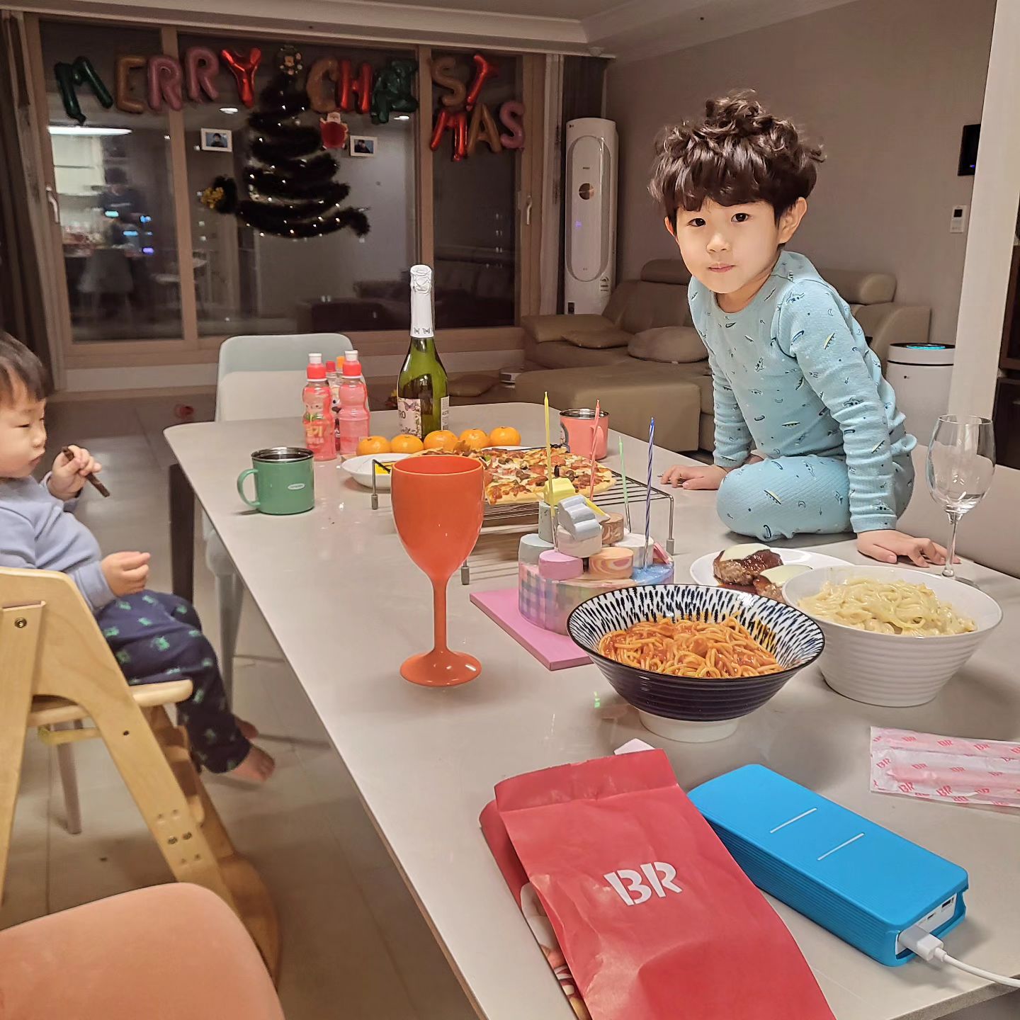 메리크리스마스 ♥♥
우리가족의 작고 소중한 파티 🐍🐴🐯🐷
내년에는 더 행복지고 더 사랑하자!! ♥♥
#메리크리스마스🎄 #크리스마스 #가족파티