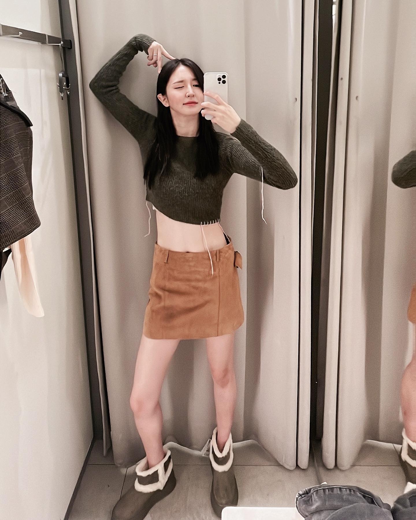 이러고 나가면 엄마한테 등짝 맞을거 같은 옷 😅 현실적인 ‘S’는 입어만 볼게요 두번째는 유치원 장기자랑할때 엄마가 세트로 입혀논거 같은 룩 🐝
그나저나 옷 전체 나오게 사진은 어케 찍어야하는거야.. 어렵네
후.. 뱃살이 점점 나오고 있어 다이어트 해야지🐷

(트로이시반 노래 꼭 들으세요 넘조아🥰)