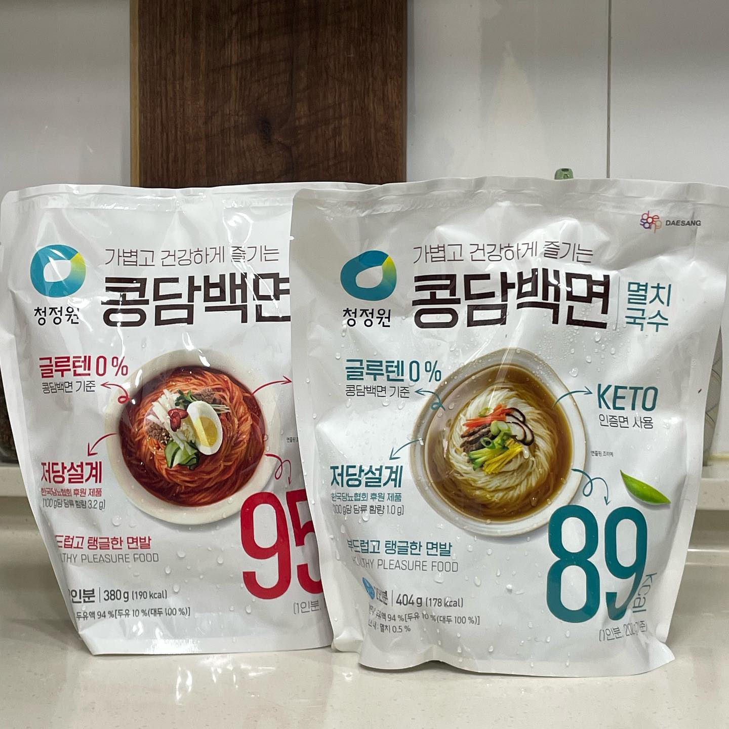 #협찬 #청정원 #콩담백면 #청정원콩담백면
간편하고 건강하게 맛있는 한끼 해결해주는
청정원콩담백면 멸치국수&비빔국수♥️
⠀ 
글루텐 0%로 속이 편안하고, 
건강한 밀가루 대신 두유로 만들어
1인분 기준 100kcal 이하 건강한 야식 발견💡
150g 기준 탄수화물 함량 6g으로 
KERO 인증까지 받아 믿고 먹을 수 있으며, 
식약처 기준에 맞춘 저당설계로 
당이 걱정되는 분들도 걱정없이 
가벼운야식을 맛있게 즐길 수 있답니다🤌🏻♥️
재구매의사 100000%
⠀ 
🏷 ᴛʜᴀɴᴋꜱ ᴛᴏ chungjungone 
#저당설계 #글루텐프리 #글루텐프리면 #식단관리 #비빔국수 #멸치국수 #간편조리 #가벼운야식 #비빔국수레시피 #멸치국수레시피