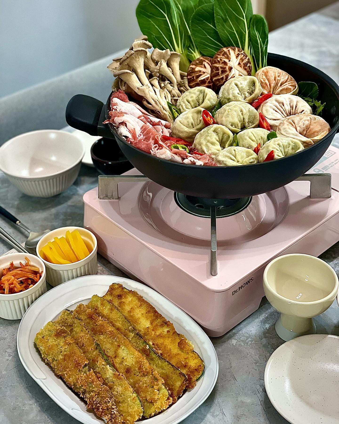 #집밥쮸선생👩🏻‍🍳🍚 

저.. 증말 오랜만에 돌아와써효 :D
개인적으로 너어어어어어무 바빴던 11월이어서 못들어와본 인스타..
행사도 많고, 시험도 있어서 숨가쁘게 달리고 왔슴돠
끝나서 너무 홀가분,,
12월은 행복한 연말 보내려고 맘먹었오요😗

날씨 추워지니까 뜨끈한 국물 필수!
냉털로 만두전골🥟 + _bongbong_table  봉봉님이 추천해주셨던 애호박까스 만들어봤어요🫶🏻
와 애호박까스 진짜 요물.. 지이이인짜! 맛있어요 요거!
밀-계-빵 해야해서 귀찮긴 하지만 진짜 맛있으니 강츄츄에요
봉봉님의 꿀추천은 사랑🫶🏻

(저 그동안 밀린피드가 넘 많아서.. 앞으로 열씨미 해볼예정이에요😌🤍)

오늘의 꿀조합🍽️
-
#만두전골 #애호박까스