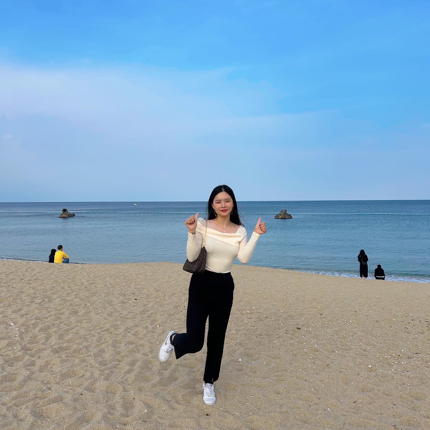 여행 또 가고싶따
아직도 현실 적응 불가ㅜ
두통 지끈지끈지끈지끈
.
.
.
.
.
#강릉 #강릉여행 #윤또랑재오니랑 #안목해변