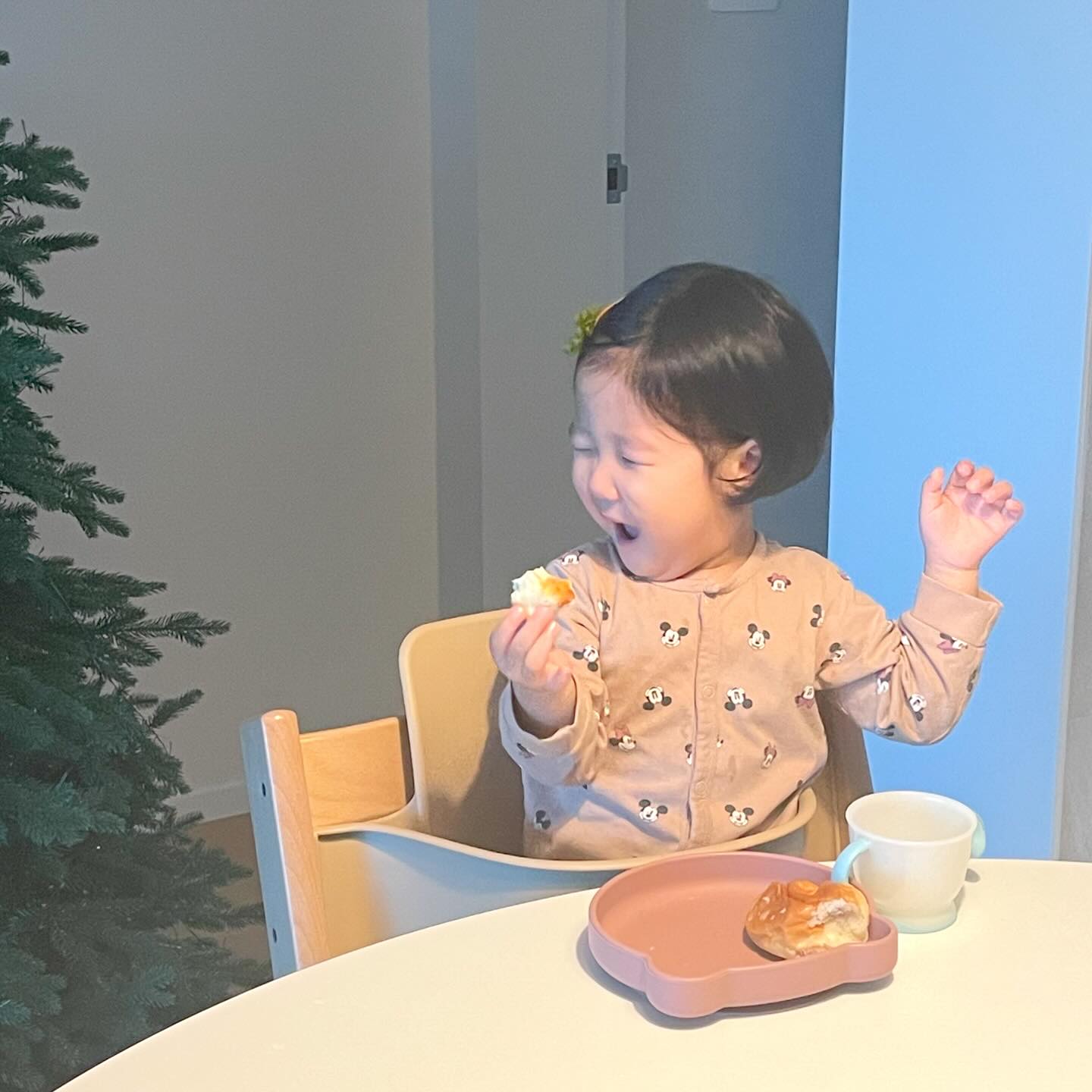 이서 똑단발로 잘라주고 싶다는 마음만있다가
아침에 양말도 예쁜걸로 골라신겠다는 아이를 보고
머리카락도 내맘대로 자를수 없는 시기가 곧 올 것같았다.
그날 저녁 목욕하다말고 
남편한테 “나 이서 머리잘라줄래!!” 하고
싹둑 잘라버림 (생각한거 당장해야하는 esfp...)
미용가위가 있을리가 만무..문구가위라도 있어서 다행..
첫 가위질을 너무 짧게 한 바람에
이거 큰일났다 하고 어떻게 마무리 했는데
너무 잘어울려서 엄마 너무 놀랐다.. 🫶🏻

#23개월아기