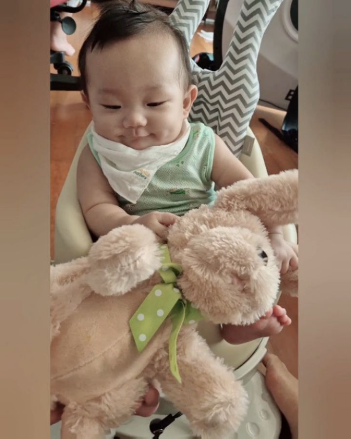 #협찬  
우리아기 최애인형👶🏻💕

커들반 노래하고 춤추는 퍼피 강아지인형인데
우리아기가 넘넘 좋아하네요!
이유식 먹을때나 놀이할때 옆에 놓아주면
귀가 팔랑팔랑 손뼉도 치고 
즐거운 노래까지 나오니까 
우리아기 시선집중! 시간가는줄 몰라요😁

아기 옆에 두면 팔랑팔랑 귀로 토닥토닥 까지
에궁 귀여워라😍

-

#커들반퍼피 #강아지인형 #신생아인형 #아기선물 #애착인형