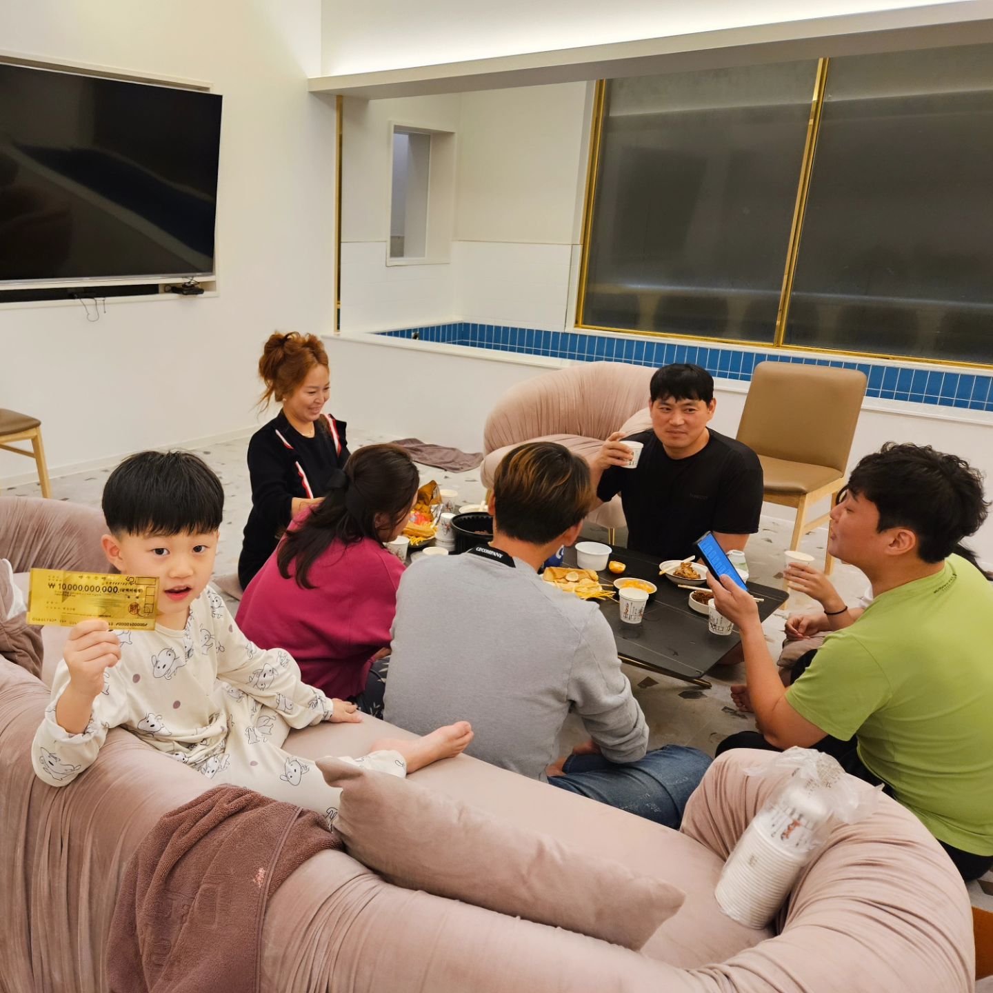 23년 12월 31일.
우리는지금~!
여기, 부산 ㅎㅎ

낼 해뜨는거 볼 수 있을까? ㅋ

#새해맞이여행 
#부산여행
#해맞이