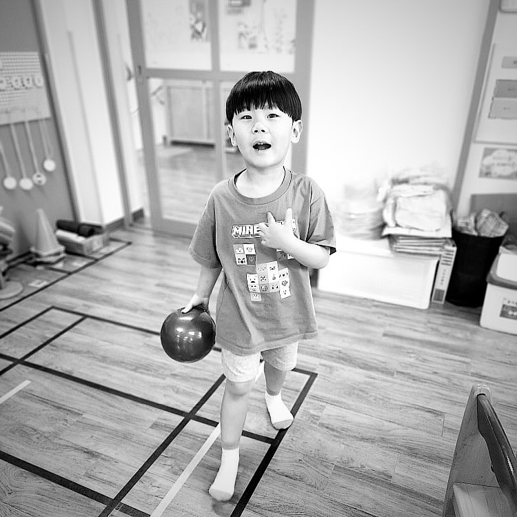 #게임 을 어느정도 업으로 하는 #아빠 인만큼 평소 #춍춍이 의 게임 플레이에 관대한 편인데, #마인크래프트 는 #모드 와 #멀티플레이 를 통해 아이가 유해한 컨텐츠에 노출될 가능성이 있어 아직까진 시키지 않고 있다.

키즈유튜브를 통해 #minecraft 영상을 몇개 접하더니 꽂혔는지, 얼마 전 #유니클로 갔을 때 걸려있던 마인크래프트 #콜라보 #UT 를 꼭 사야겠다고 직접 고르심.

이 #티셔츠 를 #어린이집 보단 다니는 아이들의 연령 스펙트럼이 넓은 #태권도장 에 입고 간 어느 날, 많은 형아누나들로 부터 엄청난 리스펙을 받았다고 흥분하며 이야기했는데, 덕분에 일주일에 한번은 꼭 입어야하는 최애 티셔츠가 됐다. ㅇㅅㅇ;