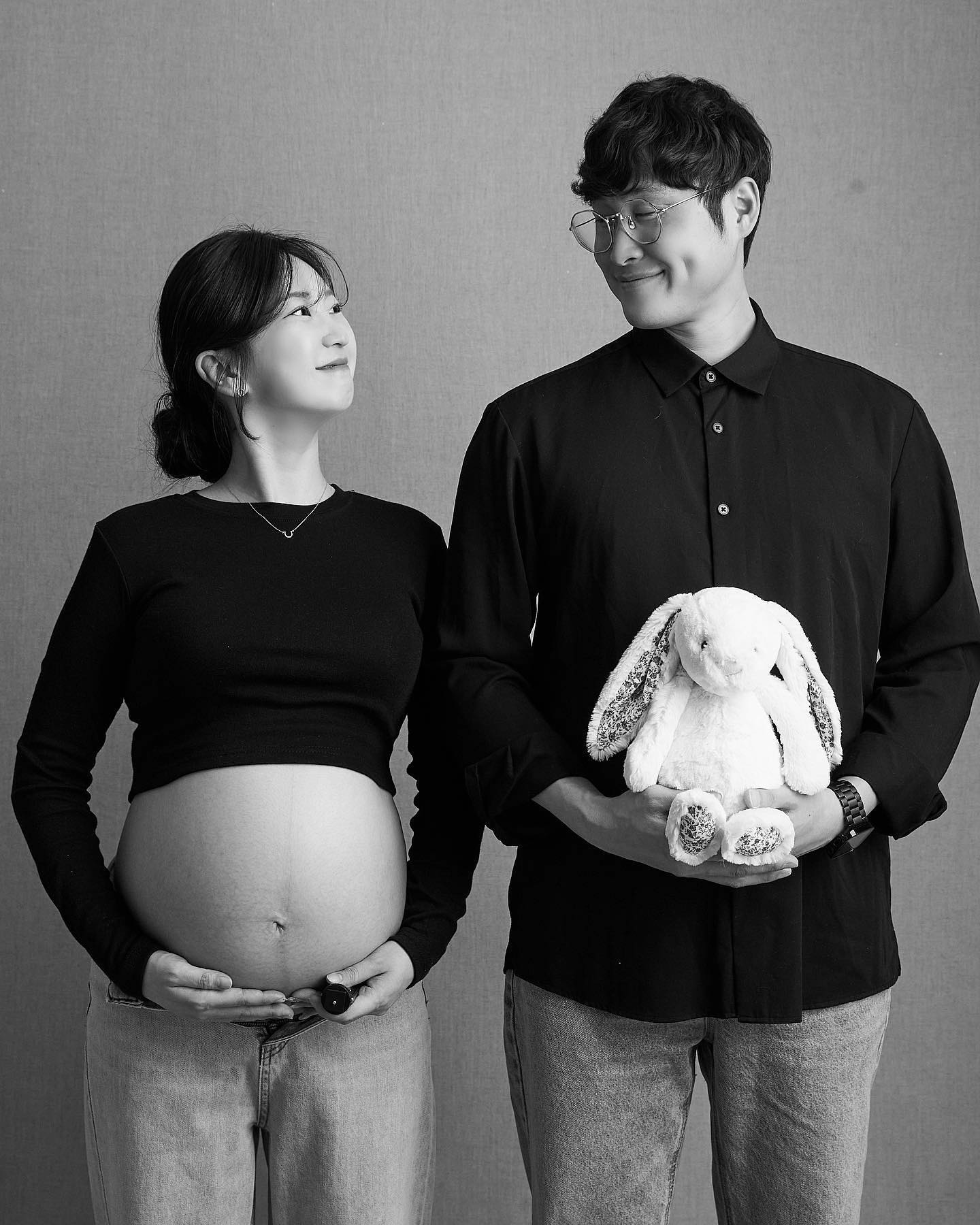 D-20 🐰🤍

지금은 배가 훨씬 커졌지만 
뒤늦게나마 우리아가 기록남기기 📝
작은 엄마뱃속에서 큰다고 고생이 많은 우리 절미야
엄빠가 많이 기다리고 있셔 (특히 아빠가 ㅎㅎㅎㅎ)
20일 뒤에 보쟈 공쥬님 ~~ 👼🏻👼🏻

#만삭사진 #청룡띠아가