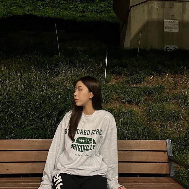 유진 on Instagram: "#광고 #협찬 #스탠다드에러 요즘같이 애매한데 얇게 입기는 추운 날씨에 찰떡인 맨투맨 들고왔습니다🙌 얇은 적당한 기모가 있어서 단독으로 입으면 진짜 너무 좋아요..👍