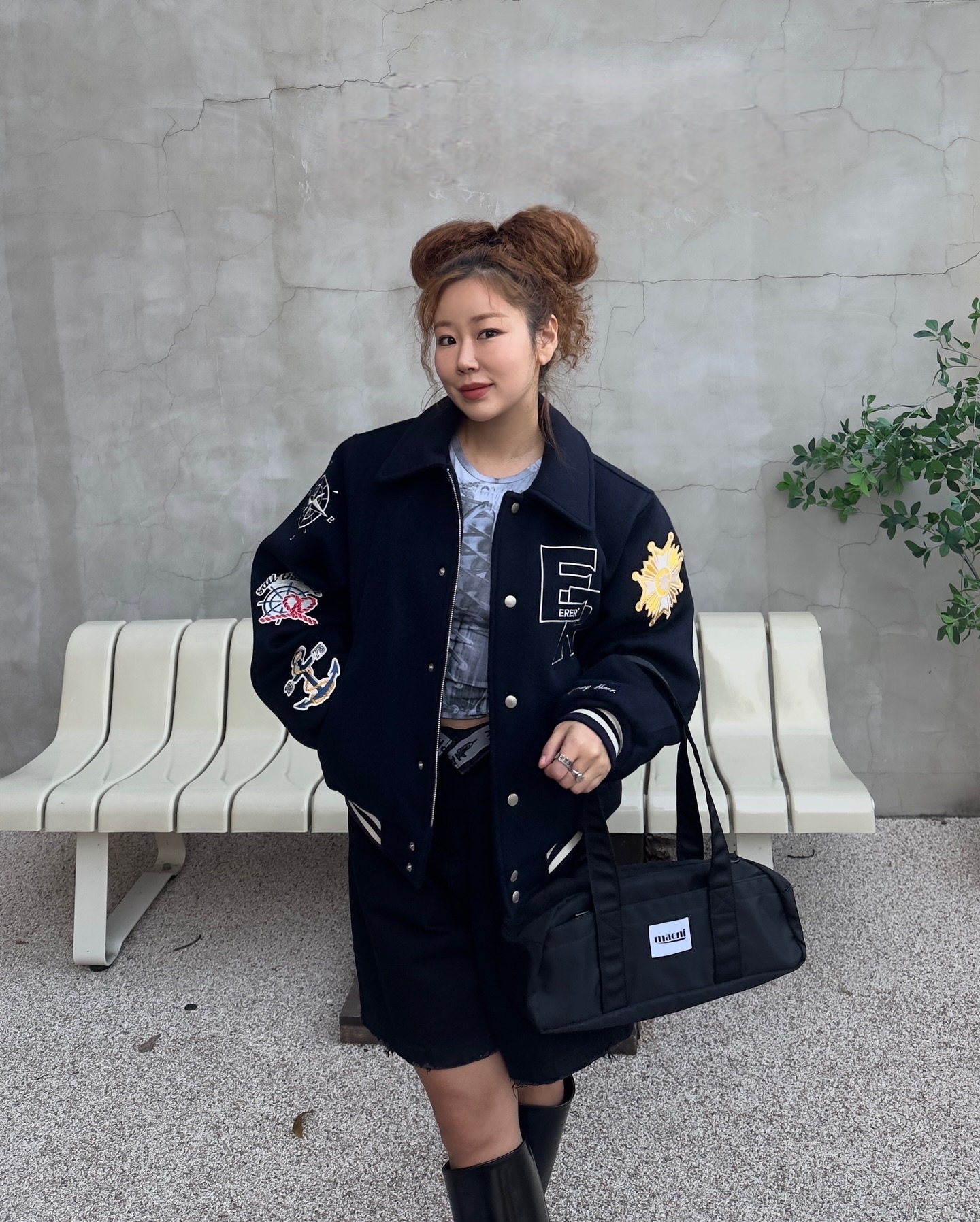 늦게 출근하고 일찍 퇴근한 날, 💙 

오늘 저녁 메뉴는 삼겹살 👩🏽‍🦱🎶 #해피금요일 🖤💙🎶

outer _erer.official #에르에르
top youshim_official #youshim
bottom oldlaundry_store #올드런드리 
bag macni_official #마크니 
shoes like_____s #라이크에스 

#오늘의오오티디 #델룩코디 #ERER #아메리칸빈티지 #macni #MACNI #부츠코디
