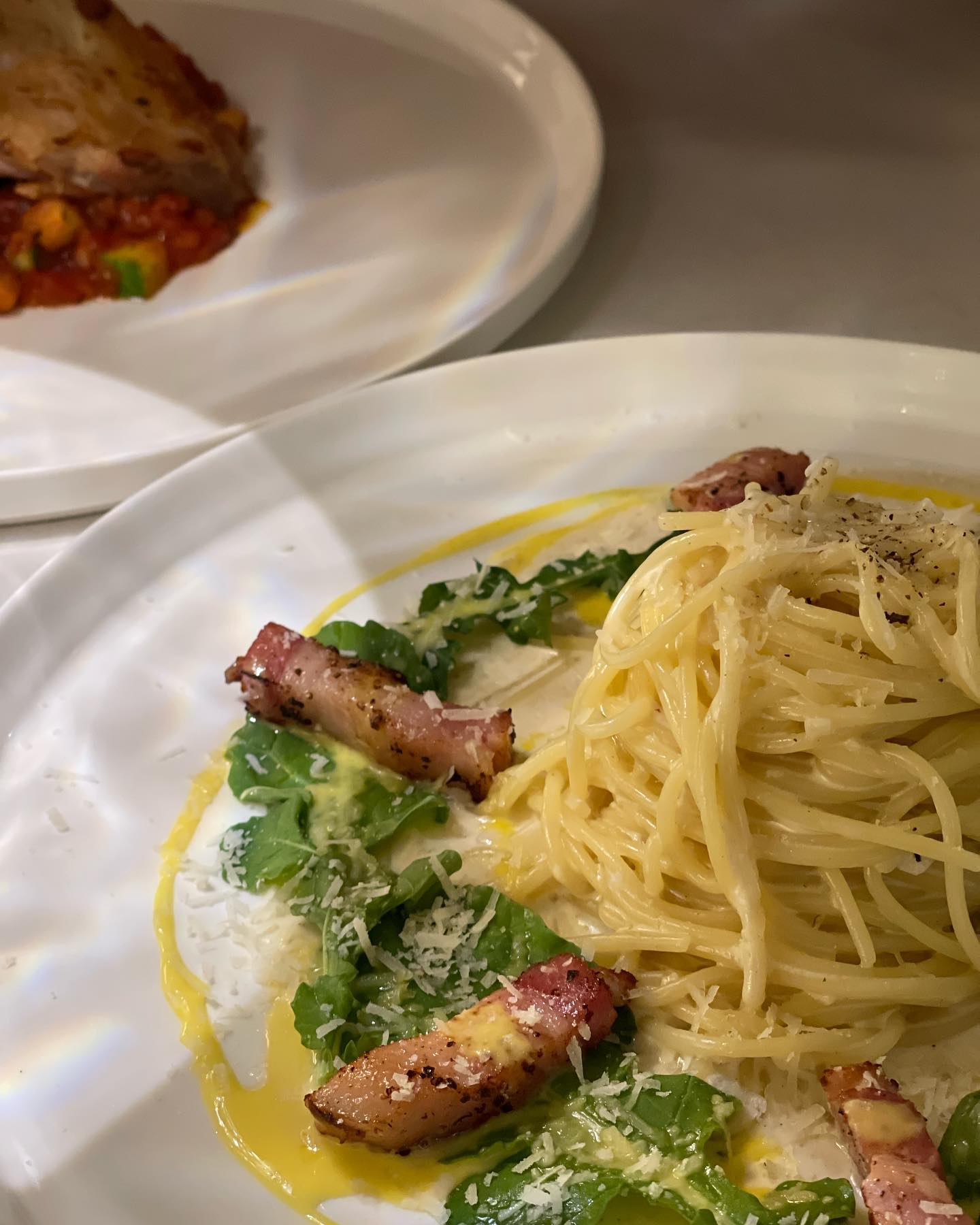 🍀미미랜드

#협찬

🥄꺄르르(까르보나라):₩18,000원
🥄라따뚜이 치킨스테이크:₩25,000원

우와 여기 분위기 뭐야뭐야🙈
분위기 너무 좋아서 깜놀ㅠㅠ
분위기 더 좋게 피아노도 쳐주시고 식사하는 내내 너무 행복💗
또또 야외테라스랑 스크린까지 있어서 날씨좋을때 테라스에서 식사해도 진짜 좋을듯!!

와인, 파스타, 샐러드, 비어, 치킨등 메뉴가 다양하게 엄청 많아서 뭘시켜야할지 완전 고민했지만 
너무 맛있게 잘 먹은것 같다 ㅎㅎ
특히 치킨스테이크 입에서 살살 녹는다 녹아😭
같이 나온 소스랑 곁들여먹으면 너무 맛있음!!

여기 진짜 관저동에서 시그니처가 될만한 이색코스임!! 
마치광장 옆에 바로 위치하고 주차하기에도 너무 편했따!!

여자사장님 계셨는데 너무 이쁘시고 사장님들이 다들 너무 친절하셔서 기분좋게 식사하고 나올수 있었던곳💗

다음에 또 방문해야지🤗

🌈주소: 대전 서구 관저중로 70 103호
⏰영업시간:매일10:30 - 24:00(금,토10:30-02:00)
📞전화번호: 0507-1354-1620
.
.

#대전관저동맛집 #대전관저동와인 #대전관저동파스타 #대전신상맛집 #대전핫플 #대전관저동신상카페 #대전테라스카페 #대전관저동비어 #대전마지광장맛집 #대전관저동분위기좋은곳 #대전데이트코스 #먹방 #맛스타그램 #맛집스타그램 #먹스타그램