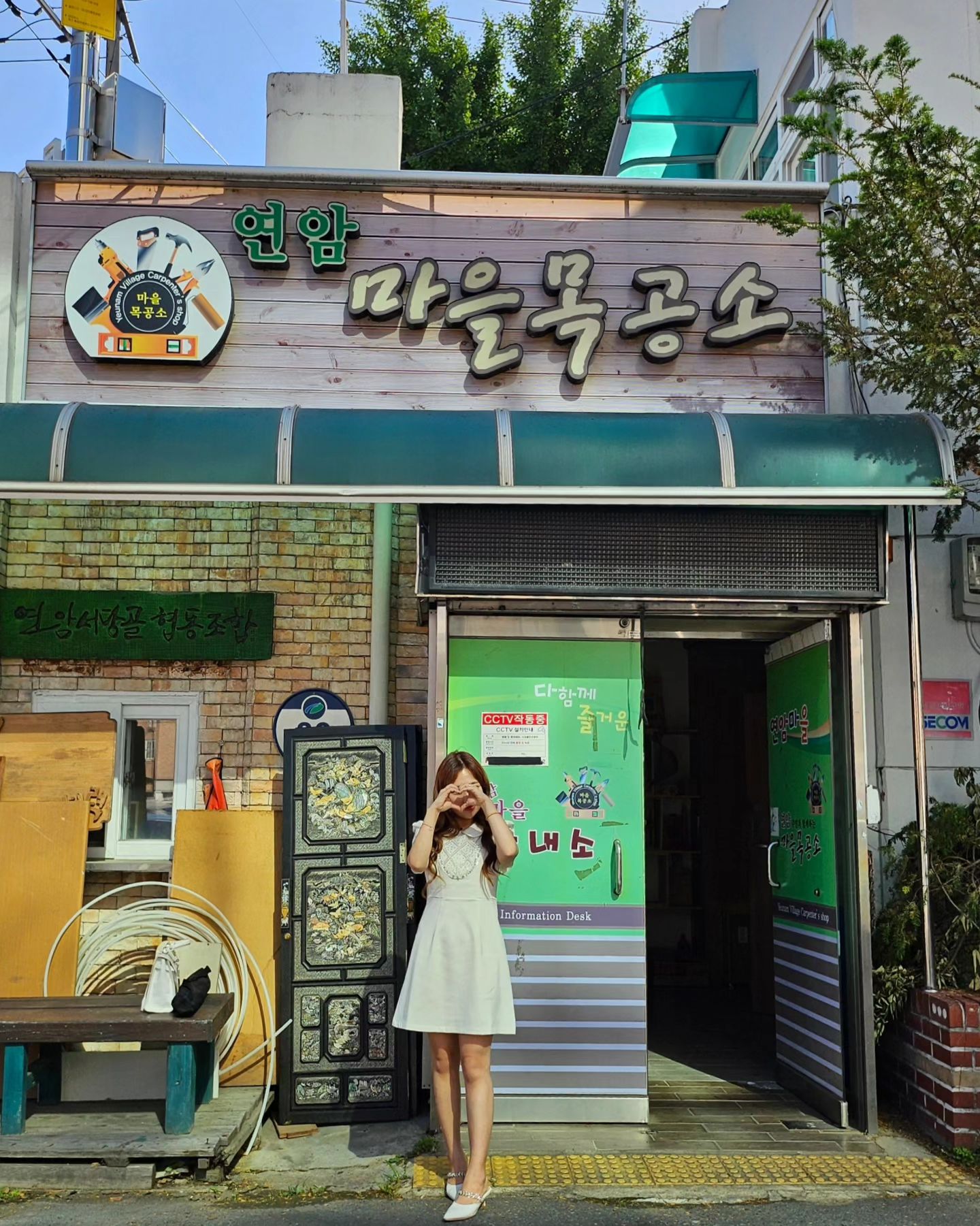 #제작지원
 대구 연암서당골의 연암 마을목공소에서는 나만의 도마, 수납함, 우드스피커 등 다양한 목공예품 체험 프로그램이 있어요🪵🎠

전 이번에 합리적인 가격으로 누구나 따라 만들 수 있도록 손 쉽게 구성 된 🪢연비루와 🔔연비령 을 만들어 보았는데 넘 재밌더라구요

아이들도 쉽게 따라 만들 수 있게 조립식으로 구성 된 연비령과 한땀한땀 정성들여 꼬아 만드는 연비루까지!!
연암서당골의 상징인 제비모양이라 더더 의미있고 이뻤던 거 같아요🥰
서당골 답게 다양한 합격 굿즈도 있으니 선물용으로도 넘 좋을 거 같아요✨️

*한국관광공사,대구경북 관광두레의 지원을 받아 제작되었습니다

주소 : 대구 북구 연암로 88 1층

#대구여행 #대구핫플 #연암서당골 #연암마을목공소 #관광두레 #대구가볼만한곳 #대구실내데이트 #대구데이트