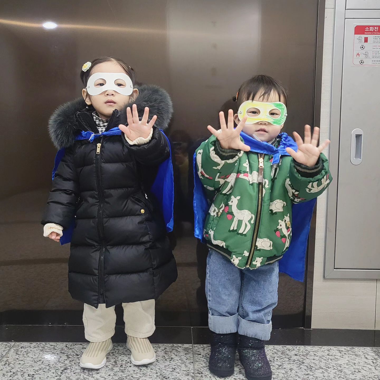 얼집에서 만든 슈퍼맨 가면이랑 망토차고 하원하는데 너무 귀여워서 사진을 안찍을 수가 없넼ㅋㅋㅋㅋ"번개파워~~" 

아침에 등원시키면서 엘베 기다리는데 
👩🏻"무궁화 꽃이 피었습니다" 라고 하다가
 "예령이꽃이 피었습니다"라고 하니까 
👶🏻"아니다요~ 꽃이 피었습니다 그렇게 하는거야~~" 
👩🏻"뭐라고? 다시 해줘~" 
👶🏻"그렇게 하는거예요~~" 
자기도 무궁화꽃 모르니까 얼렁뚱땅 넘어가넼ㅋㅋㅋㅋ
어설픈 T 인 짱어린이🤫 

#오늘의예롱둥이 #어린이집등원