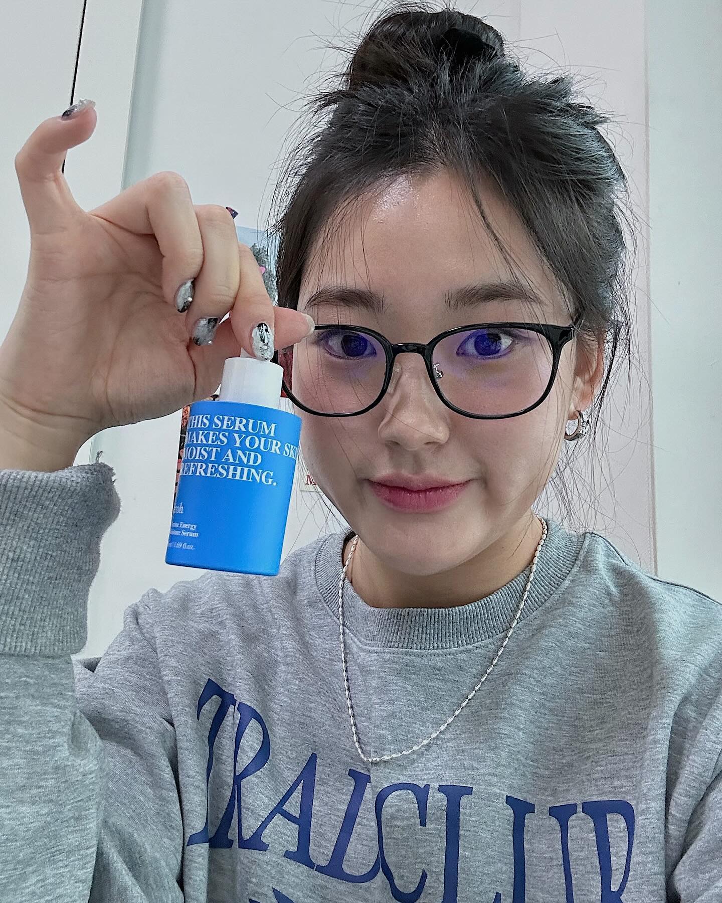 #제품제공

요즘 자꾸 몸이 아프기 시작해요🥲 요세는 또 눈이 안좋아져서 바로 블루라이트 차단 👓장착 했습니다💧피부도 안좋아지기 전에 관리 해야죠🥹

마린애너지 모이스쳐 세럼💧 aroh.global 

심층 해양 추출물의 깊은 보습이 느껴져버린 그런 세럼이에요🤍
마린 파워 콤플렉스 10.000ppm이 함유 되어 있다고 하더라구요💧 향도 강하지 않고 찐으로 피부를 생각하고 만들었구나 라는 생각이 들더라구요💪🏻

패키지까지 완벽하게 이쁜데 안쓸이유가 없죵ㅎㅎ😁겨울 세럼으로 추천🤍

#aroh #에이로#세럼추천#홈케어#세럼#홈케어#피부관리