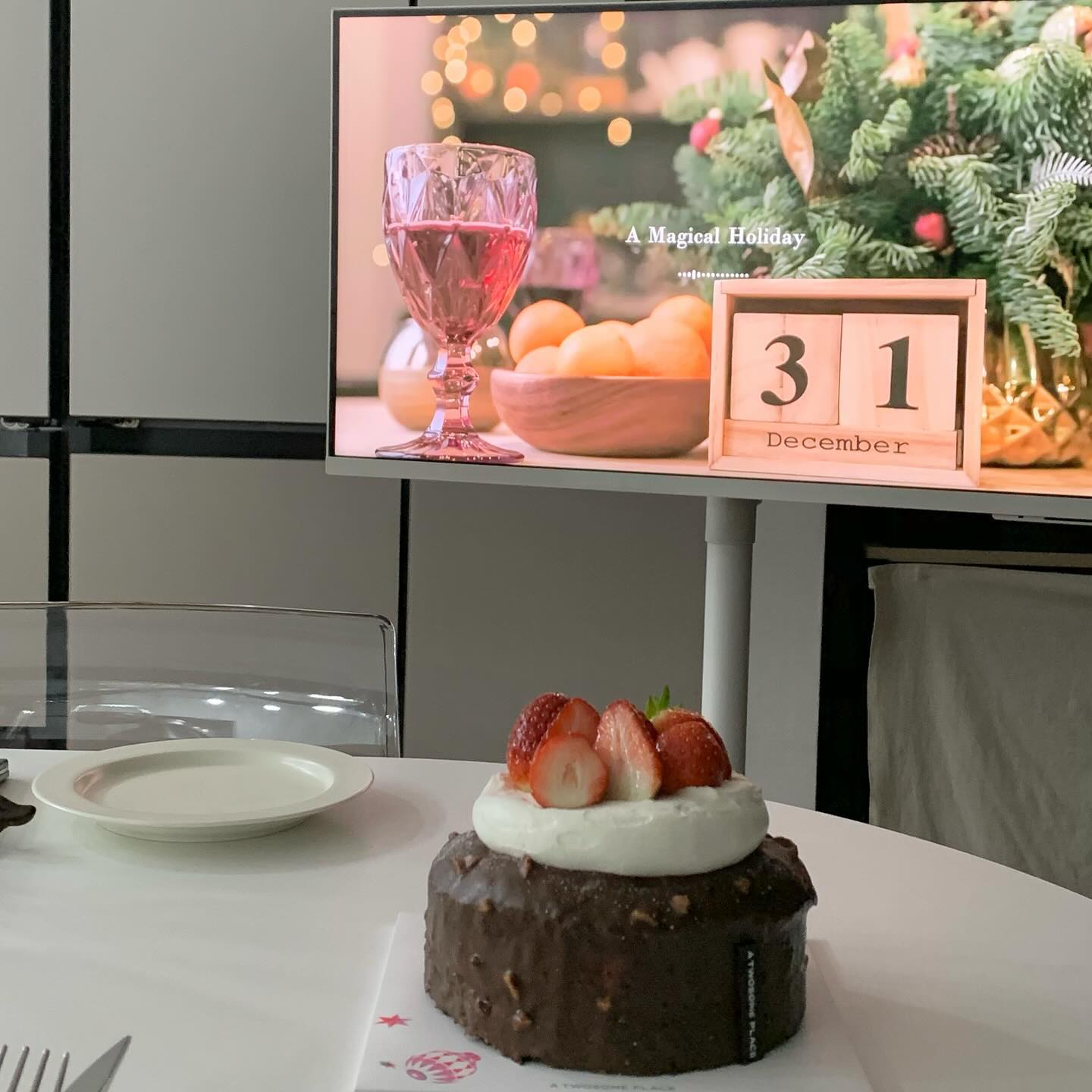 -
해피뉴이어 🙏🏻✨
23년 마무리 잘하셨나요 ?
저는 어제 케이크 하나사와서 초도 불었답니다🎂

모두 2024년 새해 복 많이 받으시고
건강이 최고인거 아시죠!! 건강하시고
행복 가득한 한해 되시길 바래용🩵🩵