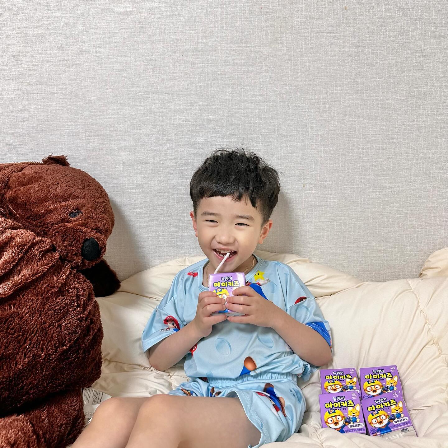형아 누나 칭구 덩생들아 나혼자 먼저 먹어서 미아네 …..? 🥹
마이키즈를 8차 공구진행하면서 정말 역대급 문의를 받고있는것같아용 -!
뭐 묻지도않고 아묻따 쟁이시는분들도 왕창 이구요 !!!
디엠은 묻힐가능성이 높으니 빠른문의답변은 카톡이용해쥬세요🙏🏻
홍보도 잘 못하고있는데 인상되기전 마지막 공구라 그런지 ..
다들 이리 쟁이신다구욧 ..?????????
근데 저희집도 제대로 쟁였쑵니댜 😎!!
일단 제일 많이 문의주시는 유통기한 !
마이밀 마이키즈(딸기맛) 2025.03.27
마이밀 마이키즈(초코맛) 2025.03.29
마이밀 마이키즈(밀크맛) 2025.04.02
넉-넉하구 실온보관 가능하니 마이키즈는 무조건 쟁여템인데
이틀뒤부터 공구가인상이다 ..? 당연히 더 쟁여야겠쥬 ??
거기다 + 신제품 미리맛보기 한박스나 이벤트도 한다 ?!
무조건 하남매네에서 주문주셔야겠쥬 🥰🥰
✔️ 이벤트는 고정피드! 확인해주세요🙏🏻
난 안될거야 생각하시고 지나치지마시라구욧
이벤트는 주말이껴서 6/3-6/4 발표후 바로 발송나갈거에용 ✔️
👋🏻 우리아이는 채소를 너무 안먹어요
👋🏻 우리아이는 편식이 너무 심해요
👋🏻 우리아이는 밥을 너무 안먹어서 식사량이 큰걱정이에요
👋🏻 우리아이 부족한 영양들 충분히 보충해주고싶어요
👋🏻 등원전에 너무 정신없는데 밥대용이 필요해요
👋🏻 간식도 영양간식으로 먹이고싶어요
하나라도 해당된다면 무조건 마이키즈입니댜🔥
드셔보신분들중 만족못하시는분 한분도 못봤어여 ,,,
이번에 처음이라구 주문주시는분들 많으시던데 정말 후회안할고에요
다음번엔 후기이벤트를 함 열어야되나아 ~~~~
.
#공구 #공동구매 #아기간식 #아기영양제 #영양분 #단백질 #단백질음료 #건강음료 #영앙음료 #핫딜 #아기초코우유 #아기딸기우유 #우유맛음료 #초코주스 #초코간식 #초딩간식 #영양간식 #비타민 #아기밥대용 #식사대용 #아기아침밥 #유아아침밥 #워킹맘 #강추 #이벤트 #뽀로로 #유아간식