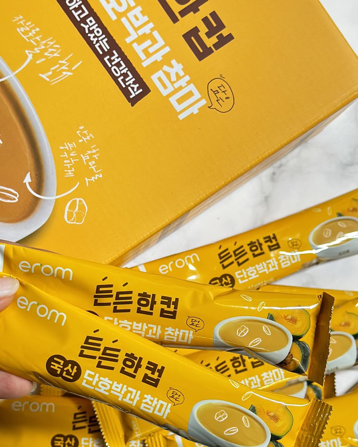 #협찬 #이롬든든한컵 #든든한아침식사 #고소한영양간식 #든든한영양간식 #맛있는라떼 #든든한검은콩과율무 

이롬 든든 간단한 식사대용 국산 단호박 참마에요🤍

바쁜 일상에 한끼를 거르게 될 때
간편하게 먹을 수 있는 간단한 이롬 든든한 컵💪

이번에 ✔️국산 검은콩 율무랑 ✔️국산 단호박 참마 제품이 나왔는데

저는 단호박을 좋아하다보니 단호박 제품으로 구매하게됬어요 

☀️안동의 참마 전국마의 60%이상을 생산하는
마 대표 생산지에,

☀️국산 단호박의 조합

☀️안에 바삭하게 씹히는 콘후레이크와
당 걱정 없는 자일로스 슈가가 들어있어 당 흡수는 줄인

한끼로, 아이들 간식으로 딱 좋은 제품이랍니다

혈당걱정도 없기 때문에
일반적인 설탕❌ 자일로스 설탕으로 설탕 분해를 억제해
낮은 칼로리로 즐길 수 있는 제품이라

다이어트 하시는 분들에게도 딱 좋은 제품이에요🔥

진한 단호박 맛에 콜후레이크, 마의 조합

치아바타나 곡물빵이랑 먹어도 조합인 너무 좋을거같아요🤤