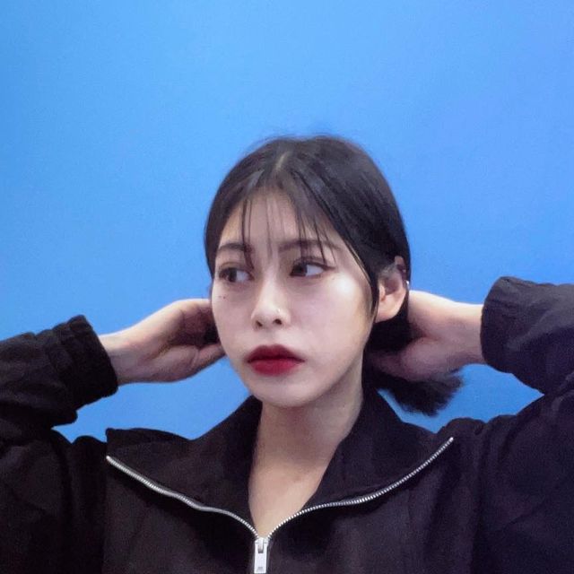 ʟɪʟʏ_ʟᴇᴇ on Instagram: "#광고 은은한 광택감을 내는 스웨이드 소재의 @vivabrown_official 자켓! 동물성 원료가 들어가지 않았고 실험조차 하지 않은 비건 스웨이드🤍 크롭기장으로 어떤 코디