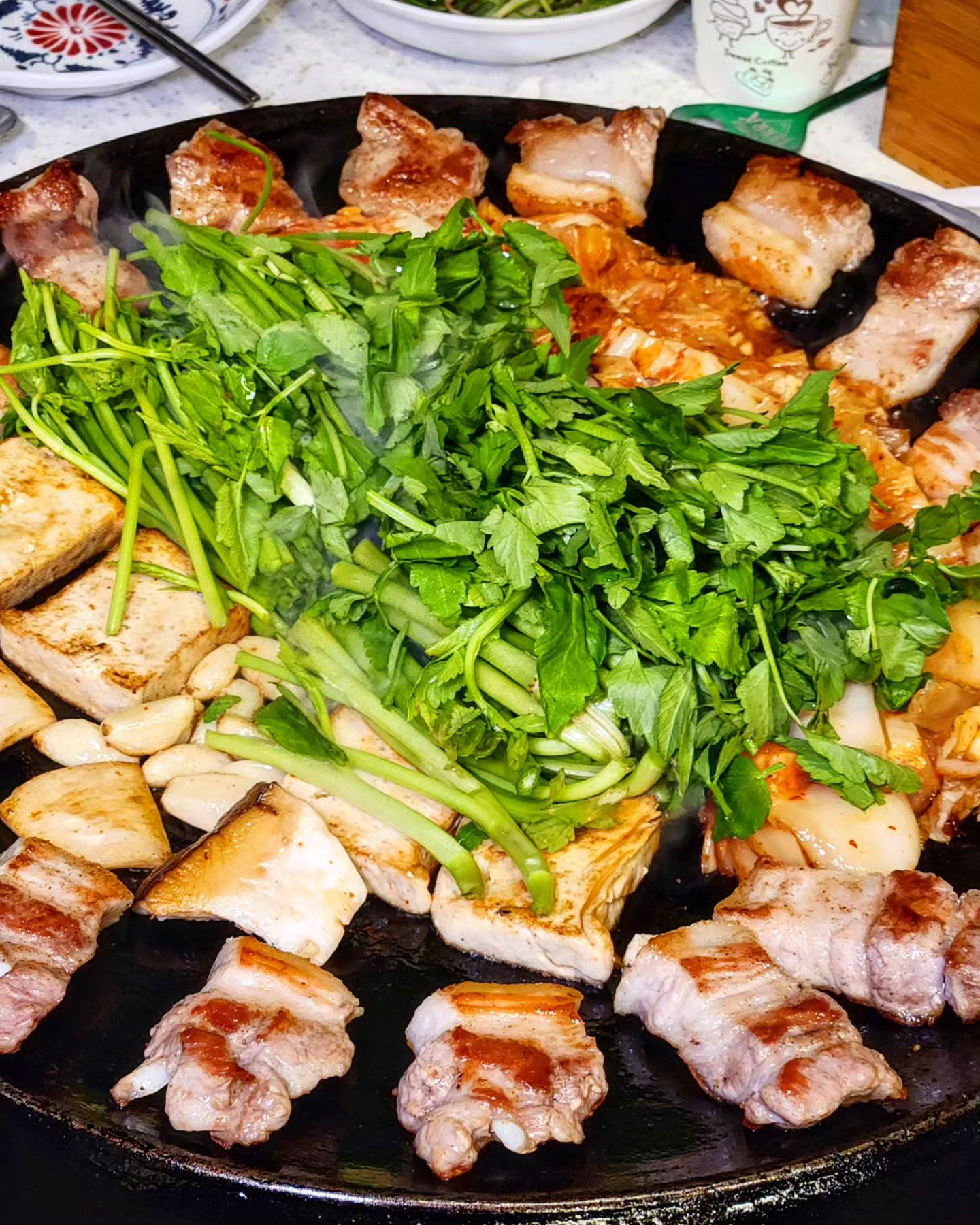 역시 고기는 무쇠에 구워야지🧡🤍❤️ 

"진짜무쇠삼겹"  

무쇠에 구워먹는 고기는 정말 진리죠!
지나다니면서 사람들이 많아서 꼭 가봐야
겠다고 생각했는데 드디어 입성 성공😯
들어갈때 겨우 남아있던 한자리 겟겟❤️ 

숙성앞에 진짜라는 말까지 붙으니
정말 찐으로 숙성한 삼겹살이었어요!
그래서 고기가 야들야들했나봐요☺️

무쇠에 구우면 제일 고민인게
사방팔방 날아다니는 기름기인데
30cm가량되는 가림막을 막아서
구워주시는데 쾌적하니 먹을수 있어서
좋아요👍 

삼겹살에 기름이 좀 빠지면 가운데는
잘익은 김치를 한덩이 올려주시는데
이건또 말안해도 다들 아시는 맛이겠죠?
저희는 자연산돌미나리까지 추가해서
야무지게 먹고 왔어요😋 

네이버 리뷰이벤트로 볶음밥 주문시
치즈를 한가득 올려주는게 서비스❤️

마지막에 입가심으로 요구르트도 
주시는데 사장님 감사합니당🙇‍♀️ 
 
 
🏠#진짜무쇠삼겹
 
 
🧾주문서
🏷진짜숙성삼겹살 34.0
🏷자연산돌미나리 5.0 
 
 
🏠주소 : 인천 서구 봉오재3로110번길 7
⏰️영업시간 : 16:00~01:30
🙅‍♀️휴무 : X
🚗주차 : O
  

#먹스타그램#진짜무쇠삼겹루원시티점#인천고기#인천고기집#인천삼겹살#인천고기집추천#인천삼겹살맛집#가정동고기#가정동고기집#리뷰노트#가정동삼겹살#가정역고기집