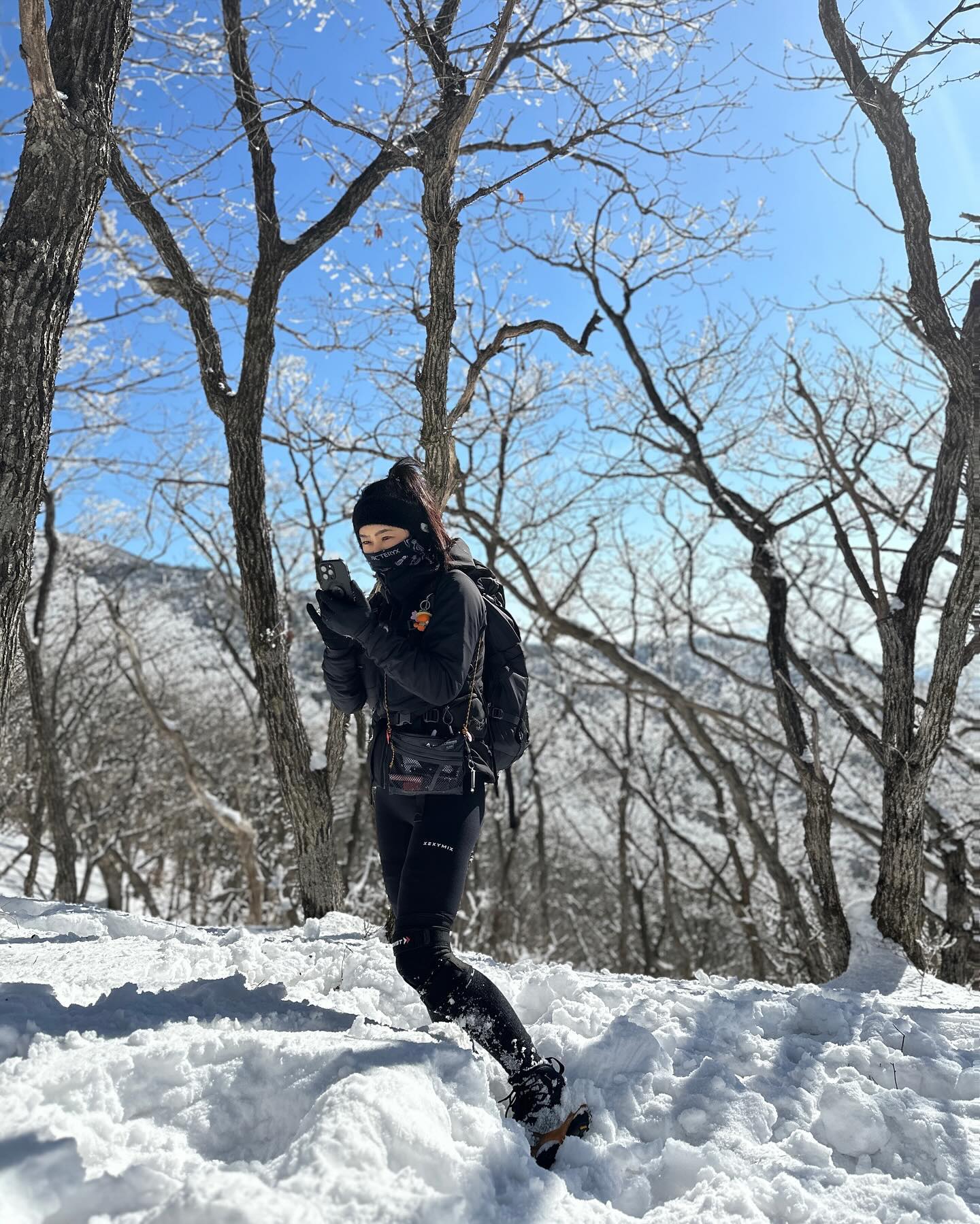 🏔️1월 27일 강원도 홍천 계방산 

📍운두령 코스(최단코스/주차힘듬)-원점회귀
🚺화장실 있음(너무 냄새나고 더러움 주의)
🚩출발고도 / 1089m (정상 1577m)
⏱️4시간 산행(+1시간 휴식&사진)
✔️최단코스로 갔기 때문에 누적고도는 669m로 높지 않은 편인데 눈이 와서 등린이인 저는 아주 천천히 걸었습니다. 
중간에 뷰를 볼 수 있는 예쁜 나무테두리(?)전망대가 있어요. 
운두령~전망대까지는 약 3km 
정상뷰는 막히는 구간없이 탁 트여있어서 좋아요. 
눈이 많이 와서 그런지 예쁜 구간들도 많고 정상 근처에서 오랜시간 사진찍는 분들도 많더라고요 :) 
정상에서 부쉬맨브래드 먹는데 땅에 떨어지기전에 빠르게 주음 (내뽱!) 친구가 어처구니 없어하며 쳐다봤어요 😛
❗️오대산 국립공원에 속하기 때문에 기상변화에 따라 통제될 수 있다는 점! 기억하세요!

돌아오는길에 휘팍 평창한우마을 들려서 마싯게 먹고 너모 행복해씀😍

#계방산 #계방산운두령 #등산하는여자✌🏻️ #등린이⛰
