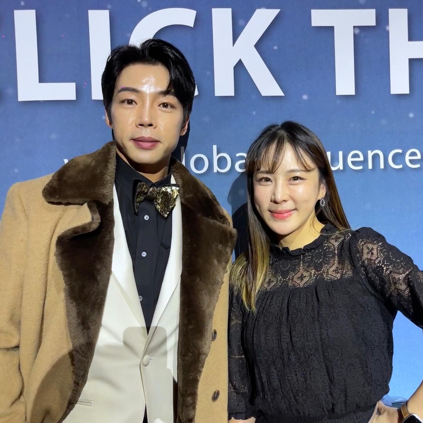 저 이거 잘 나오지 않았나요ㅋㅋ 
사진이 너무 많이 밀려있는데, 
추워서 집콕 하면서 새해 첫 사진 뭘 올려볼까 보다보니
하필 남의 남자(?)랑 찍은 사진이 잘 나와서 안올릴 수가 없네요🤣
꾸준히 활동해서 천만 틱토커가 되신 #신사마 님이랑 😍🫶🏻

이날 전세계 인플루언서, 크리에이터 분들 교류현장에서
정말 많은 생각을 했었어요

유독 공식 행사와 활동이 많았던 2023년, 
어디 출마하냐는 dm까지 받았었는데ㅋㅋㅋ
새해에도 희정이는 열일하고
희타는 쭉~ 이 사이버 공간에 룰루랄라 있을 겁니다?!