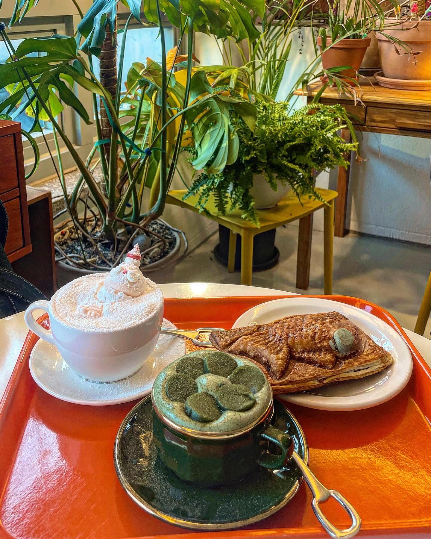 할매입맛 주목할 쑥메뉴로 유명한 안국역 카페🍰
⠀
#사월의물고기 4wall_fish 
________________________________________
⠀
인사동에서 할매입맛들에게 명성이 자자한 쑥 디저트 맛집이 있다고 해서 방문해봤다😊 쑥비엔나부터 쑥크림라떼, 쑥 까눌레, 쑥크림 프붕이까지! 메뉴부터 쑥에 진심인 카페라는게 느껴졌다🌿
⠀
크리스마스 기간에 방문해서 매장이 크리스마스 분위기 낭낭하게 꾸며있었고, 특히 12/31까지만 나오는 시즌 음료 ‘하코네에 간 산타’가 있어서 이건 안먹어볼 수가 없었다🎄시즌 음료 나오는 카페 매우 사랑하는 편..❣️
⠀
🎅🏻하코네에 간 산타🎅🏻는 카페라떼 위에 달지 않은 바닐라 크림이 올라가고 그 위에 귀여운 산타는 머랭쿠키로 처음부터 끝까지 먹을 수 있다! 특히 음료가 생각보다 달지 않아서 머랭쿠키 한입 먹으면서 당도를 조절할 수 있는게 가장 좋았다🍭
⠀
☕️쑥비엔나(HOT)🌿는 가게 대표메뉴라고 해서 시켜봤는데 에스프레소 위에 쑥크림과 쑥떡이 올라가는 쑥 음료 그 자체 메뉴! 크림이 차가워서 아래에 있는 뜨거운 에스프레소를 한번에 마시니 조합이 너무 좋았구, 쑥떡도 쫄깃하고 쑥맛 낭낭해서 넘 맛있다😋
⠀
🐟쑥크림 프붕이🌿는 안에 팥과 쑥크림이 낭낭하게 들어있는데 겉은 바삭해서 완전 취저였던..💚 달달한 팥맛과 고소한 쑥크림의 조합이 정말 최고! 생각보다 크기도 커서 다른 맛들도 먹어보고 싶었다🤭
⠀
직접 베이킹을 하는 카페답게 다양한 디저트 종류가 많아서 너무 좋았다👩‍🍳 까눌레도 유명하다고 하구, 딸기 가득 크림치즈 타르트도 너무 맛있어보여서 다 못먹어본게 넘나 아쉽🥺 다음에 다른 메뉴들 맛보러 재방문 의사 만땅🙆
⠀
⠀
📍서울 종로구 인사동길 62-5 (충훈빌딩) 2층
⠀
🏷️ 하코네에 간 산타 7,800₩
🏷️ 쑥 비엔나 (HOT) 6,800₩
🏷️ 쑥크림 프붕이 4,800₩
________________________________________
⠀
#사월의물고기 #안국역카페 #안국카페 #인사동카페 #서울카페 #안국역맛집 #안국역맛집추천 #안국역카페추천 #인사동핫플 #인사동데이트 #찐냠냠