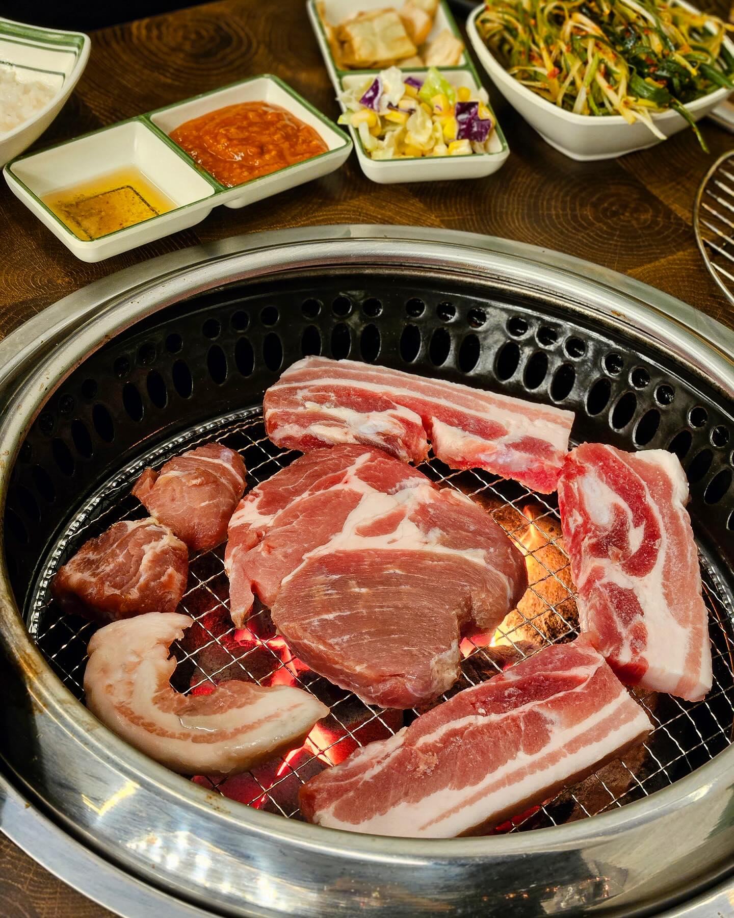 두 발로 들어갔다가, 배불러 네 발로 기어나오는
영등포 고깃집 ❝ 무한행복담양 ❞

양념 목전지를 기본으로 꽃삼겹살•목살 스테이크
닭갈비•벌집 껍데기까지 무한리필로 즐길 수 있어요.

숯불구이 방식인데, 자리마다 연기 흡입기가
잘 설치되어 있어 옷에 고기냄새가 덜 뱁니다.
깔끔하고 쾌적한 고깃집으로 모임•회식하기 좋아요.ᐟ 

테이블 마다 한 번 제공되는 뼈삼겹이 찐맛이니
잊지말고 꼭 주문해 챙겨먹기✔️✔️

셀프바 사이드 메뉴도 다양해요!
닭떡볶이와 튀김류•누룽지•볶음밥•버거용 미니번이
제공되고 있어, 취향에 맞게 골라먹을 수 있어요.

영등포역 근처 먹자골목에 있어 방문하기 편하고
저렴한 비용으로 배부르게 먹을 수 있는 곳.ᐟ 
@@ 연말 회식 장소로 여기 어때⁉️

_  _  _  _  _  _  _  _  _  _  _  _  _  _  _  _
📍 무한행복담양 영등포 본점
* 서울 영등포구 영등포동3가 17-6
* 1인 무한리필 18,900원
_  _  _  _  _  _  _  _  _  _  _  _  _  _  _  _

#오늘뭐먹지 #오늘모목지 #무한행복담양
#영등포무한행복담양 #영등포담양 #담양 
#영등포맛집 #영등포고기집 #영등포무한리필 
#영등포갈비 #영등포돼지갈비 #영등포고깃집
#영등포술집 #영등포맛집추천 #영등포데이트 #jmt