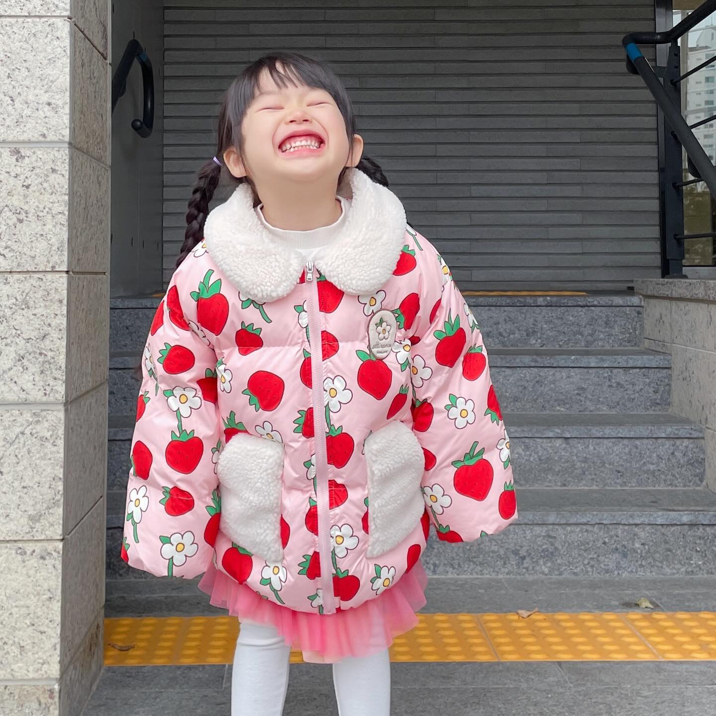 너무 예쁜 로아앤제인 
이번 겨울 딸기 패딩
120은 역시 너무 컸던걸까 😅
처음으로 도전해본 120이었는데
크긴 크다.. ㅋㅋ

요즘 딸기가 너무 예쁘네
#딸기홀릭 
#로아앤제인