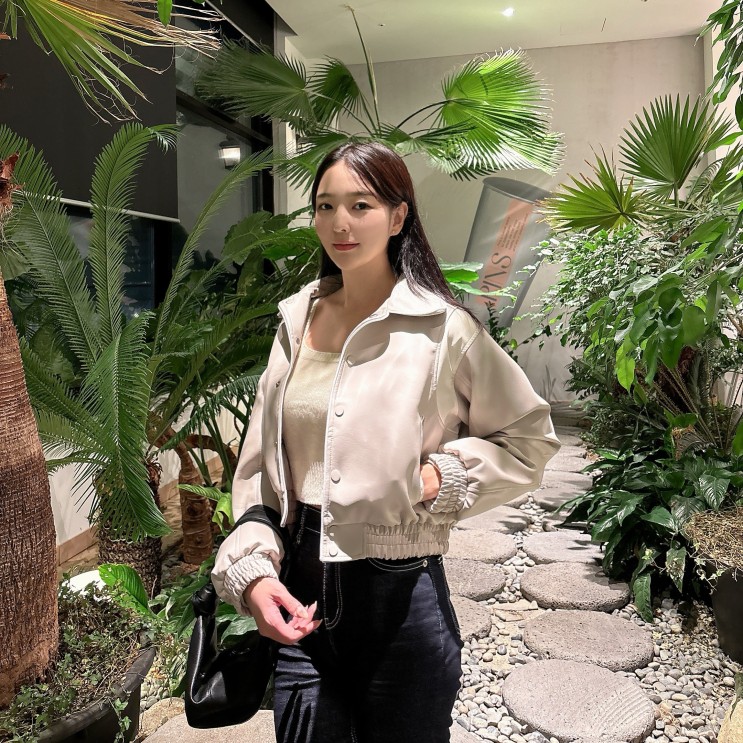 비바브라운 비건레더 '트리밍 라인 바시티 레더 자켓'
