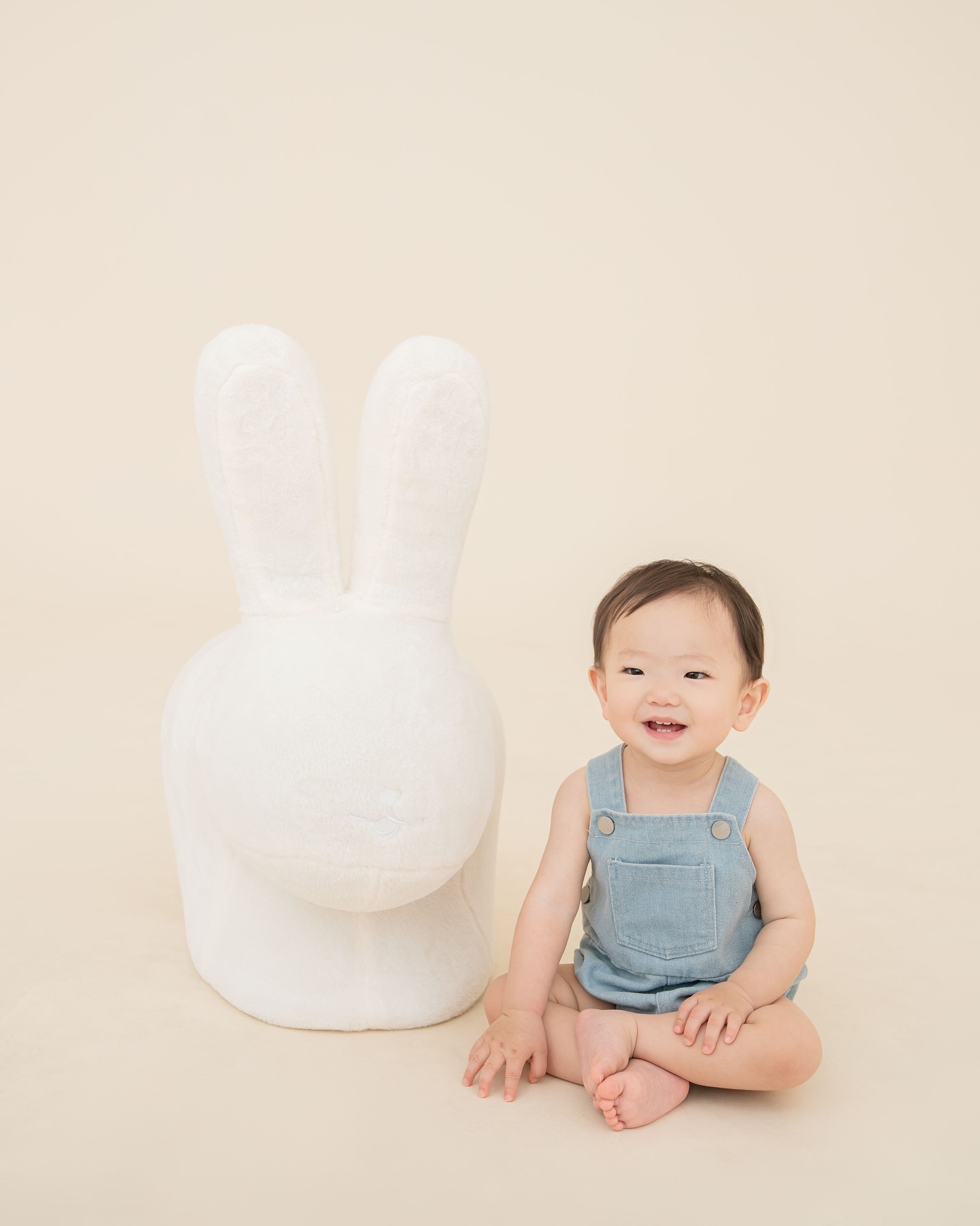 __한 살, 서율🤍
매번 집에서 셀프촬영이나 스냅만 찍어왔어서
컨셉 촬영을 해주고 싶었는데
마침 서율이를 너무 예뻐해주는 이모가
고심끝에 찾아 준 스튜디오.ᐟ 
마음에 쏙 드는 컨셉촬영을 하고 왔어요🩵

낯설어서 잘 안웃을까봐 걱정했는데
작가님이 편안하게 해주셔서 짧은시간 안에
예쁜 사진 잔뜩 찍었답니당:)

우리 서율이의 ‘예쁜 한 살’ 을 담아주셔서
감사합니다🩵

𝒕𝒉𝒂𝒏𝒌𝒔 𝒕𝒐 🏷️ merrybaby_dt