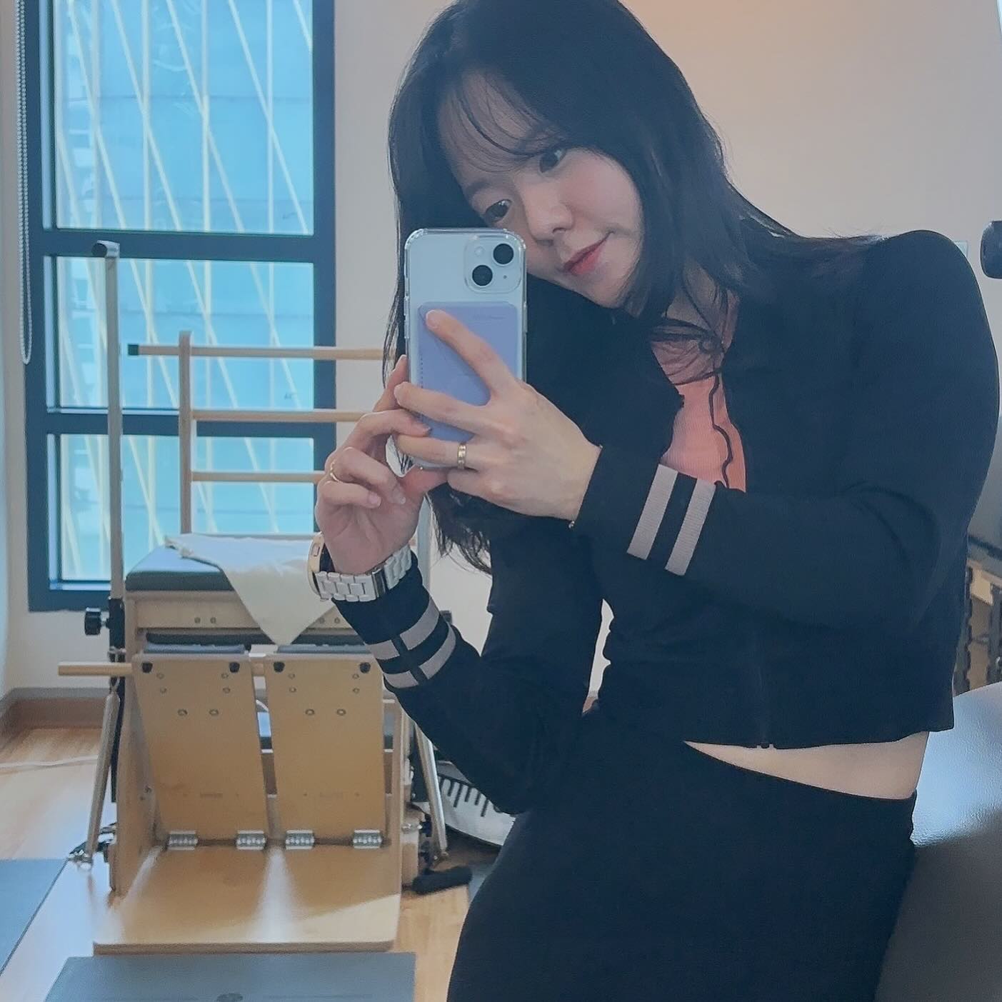어제 자는 중에 침대가 마구 흔들렸다
20초…? 아니 30초,,?
(다행히) 만쥬는 내 다리 사이에서 그 어느 때보다도 깊이 잘 자고 있었다
그 뒤엔 악몽을 꾸었다
일어나서 지진을 검색해봤지만,, 그런 일은..없었던 것 같다
분명히 침대가 흔들렸는데😕,,,!
아무도 내 말을 안믿어줄 것이다..

#악몽