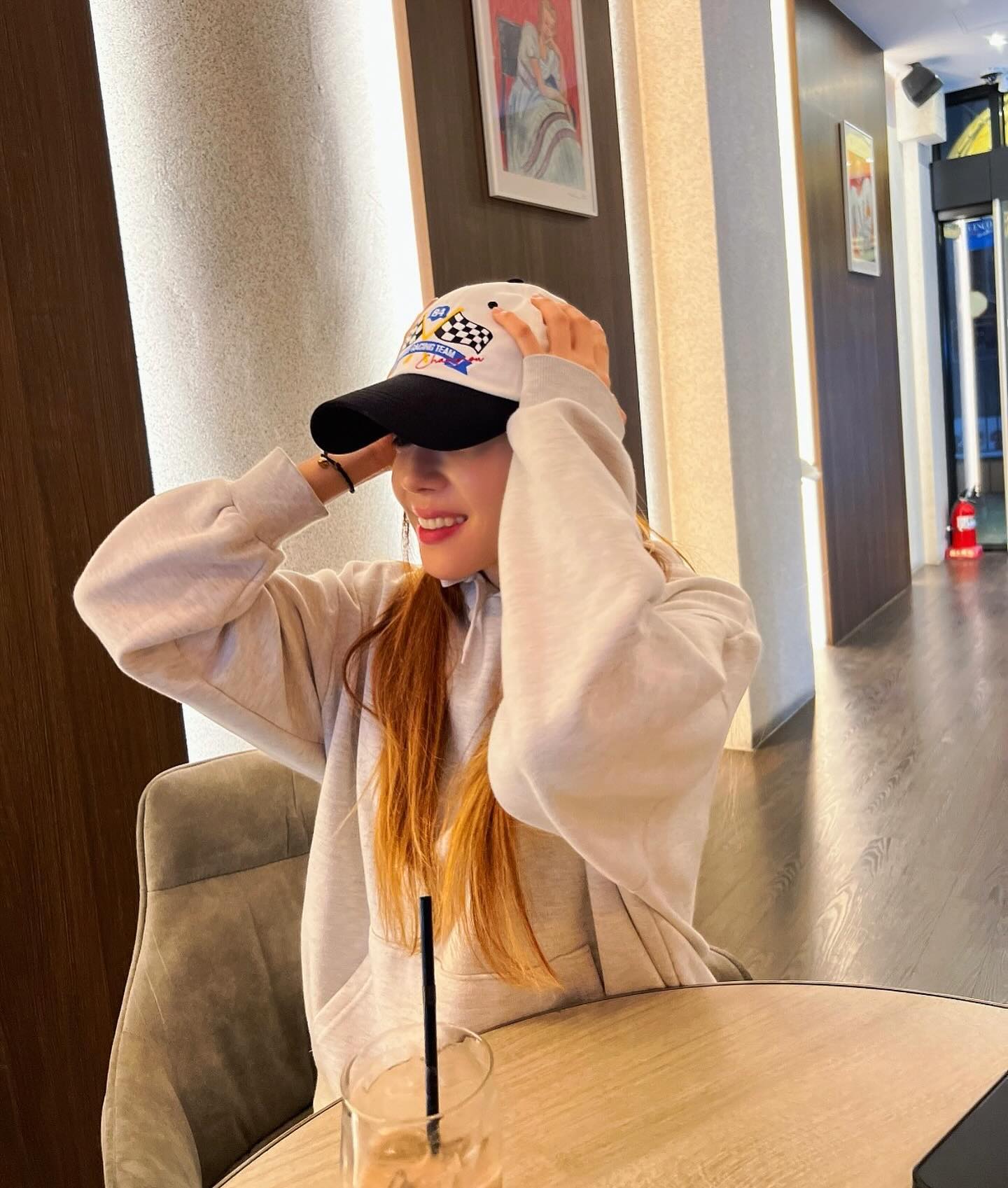 연휴 전 날 밤은 야간 마실이죠🤭
커피한 잔 때리기 좋은 밤🫶🏻

with. 바니쉬먼트 레이싱 팀 볼캡 
마실룩에 모자 빠질 수 없쬬🤭👍

꺅 구욥뽀짝 찰떡 볼캡 🏁🏎️ㅋㅋㅋㅋ

여유롭게 시작하지만
왠지 연휴 내내 바쁠 것 같은 느낌👼👼👼

+ 내일부터 삼월시작!
드뎌 이사오고 헬스장 갈 수 이따😆😆😆
넘 설레여🥹🥹ㅋㅋㅋㅋ

그럼 모두 굿빰하시고 행복한 연휴시작하세여😆
밥늦어쓰니 댓 쉬어가깋🫶🏻🫶🏻🫶🏻

#굿밤🌙 #연휴시작❤️ #삼일절 #일상시작
#카페나들이 #마실룩