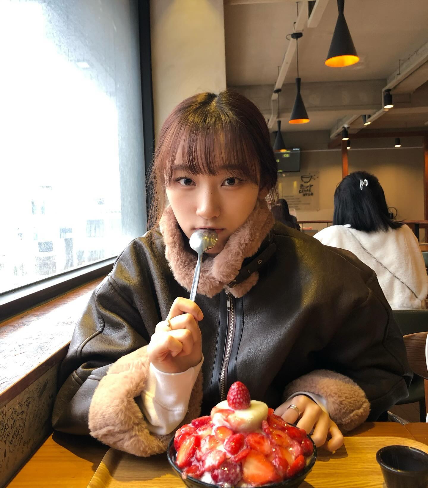 여친짤 따라잡기는 실패했지만 딸기 빙수는 성공적🍓🍧

멀리서 찍은 남찍사에서도 살아남는 내 속눈썹... 마스카라 유목민
이었는데 우연히 지베르니 마스카라 접하고 정착했서요 🥹🫶🏻

진짜 잘 올라가고 지속력도 좋으니 마스카라 유목민분들 올리브영
세일 할 때 달려가서 쟁이기!!!! ✨

-
#셔터 #셔터브리티 #올리브영 #올리브영셔터 #올영세일 #올영세일추천템 #지베르니 #마스카라 #추천