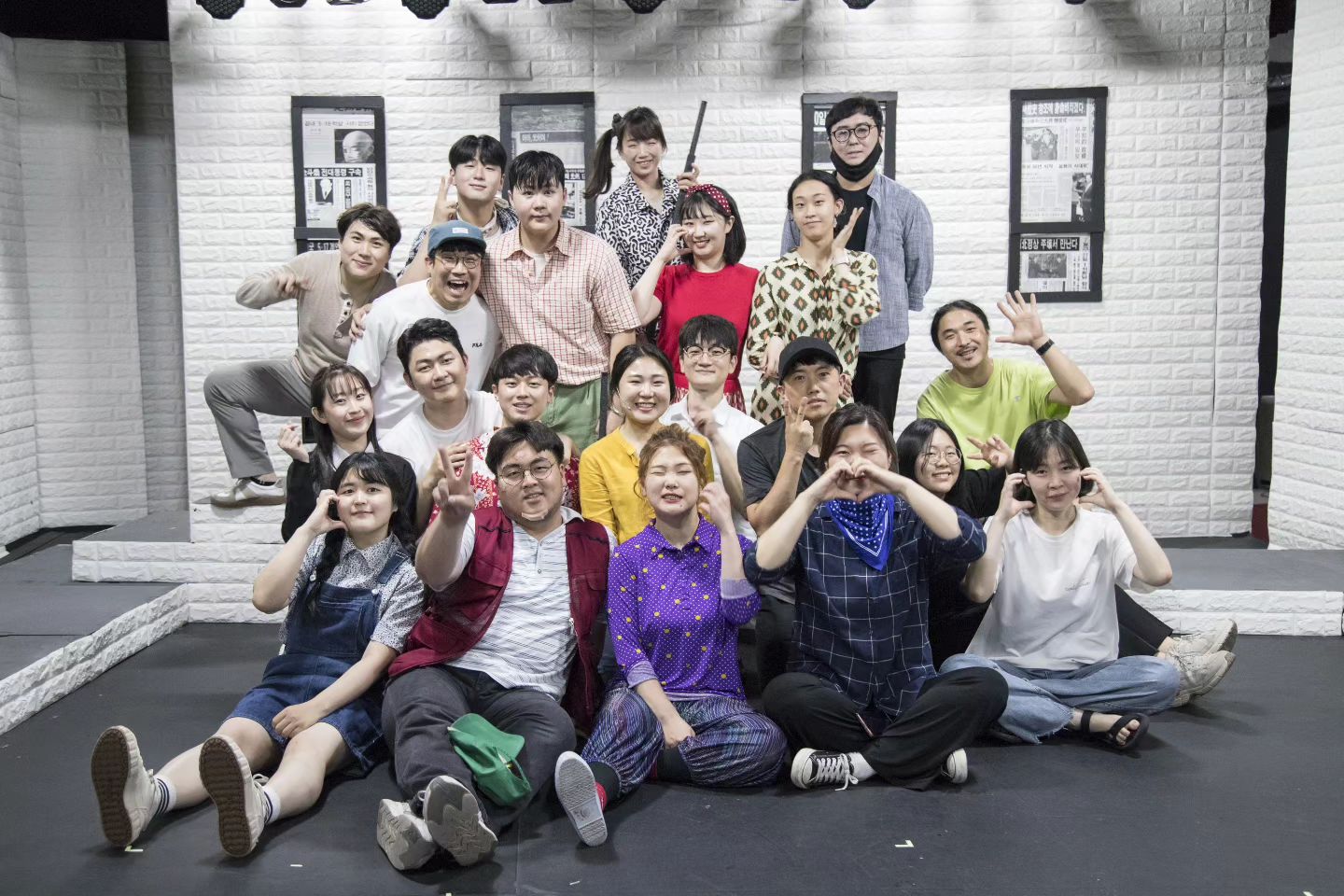 2023.06.10.-11
2월부터 시작된 비망,수다팀과의 만남
이런저런 일들에 힘들어 투덜거리는 언니, 누나, 동생이었지만 매번 웃게 해주는 딴청이들과 함께라 행복했습니다 항상 고맙고 사랑합니다!

잊지못할 추억이 되어버린 비망 안녕
내 삶에 지쳐 늘 외롭게 했던 명희도 안녕

#딴짓하는청년들 #뮤지컬비망