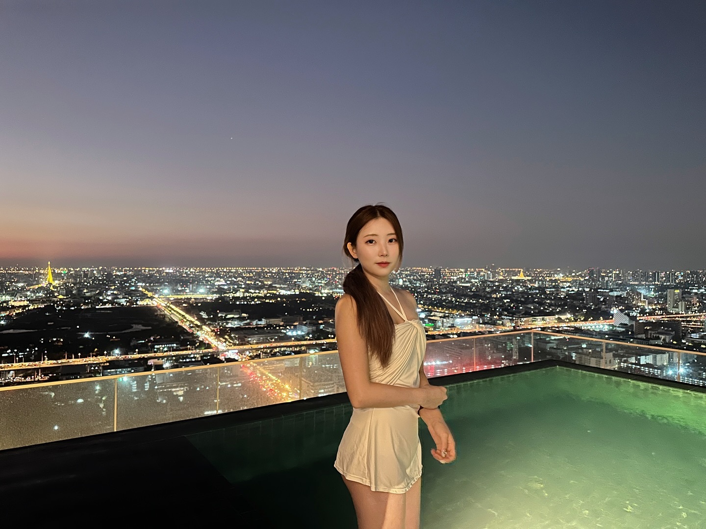 루프탑 수영장 아경이 너무 예뻤던 방콕☾⋆⁺₊⋆ 

.
.
#이스틴그랜드파야타이 #이스틴그랜드사톤 #수영장호텔 #태국여행 #방콕여행 #방콕핫플 #시로코스카이바 #시로코 #티츄카 #야경명소 #여행스타그램 #루프탑카페 #방콕여행코스 #여행기록 #사진계정 #방콕호텔 #루프탑수영장 #eastingrandphayathai #sirocco #skybar #thailand🇹🇭 #bangkok #tichucarooftopbkk