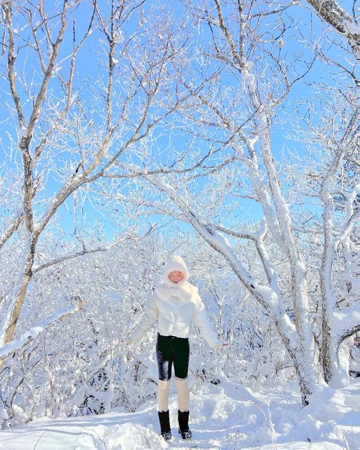 여행하는➰노햐 on Instagram: "저희 집 여섯살 꼬맹이두 같이 다녀온👩‍👦
너무 멋진 덕유산🏔️
월요일 오전이었는데도 정상에서 사람들 줄서서 사진 찍더라구요.....(?)

📍덕유산

이전 영상 참고🫶🏻

#노햐_전라도 #노햐_무주 #무주가볼만한곳 #무주덕유산 #무주여행 
#덕유산 #향적봉 #덕유산곤도라🚠 #설산 #설산추천 #여행 #여행기록 #여행소통 #여행지추천 #여행사진 #눈오면갈만한곳"