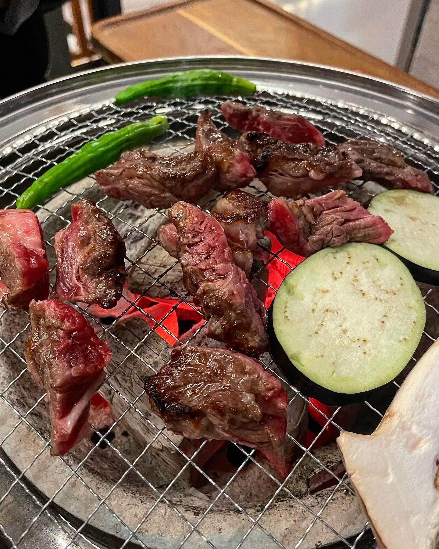 #대전 #육화담길

노잼 도시, 이제 핫플은 봉명동

대전 상권이 둔산동에서 봉명동으로 옮겨져서 너무 신기했다.
나는 어릴적 둔산동, 대흥동에서 주로 놀았었는데 이제는 사람이 많이 빠져나갔다 한다.

모임 저녁장소로 봉명동 육화담길로 예약했는데, 단체석이 있는 아주 큰 한우집이라 큰 기대를 가지고 갔다.
남자성인 10명이서 다양한 메뉴들을 시켜서 먹었는데, 우리 테이블은 토마호크세트와 사시미+육회 세트를 시켰다.
토마호크 세트의 구성은 토마호크와 소갈비살이 함께 나온다.
솔직한 후기로 토마호크는 기대 이해였고, 갈비살은 그럭저럭 이였다.
부모님이 질좋은 식당을 너무 많이 데리고 다녀서 입만 수준이 올라갔나보다.

그래도 한가지 맘에 들었던건 화로에서 구워먹을 수 있는 점과, 단체석이 있어서 모임 장소로 하기는 괜찮았다.

20000~

#깨비_대전

📌육화담길(대전 유성구 문화원로 101)
📌토마호크 세트 95,000원, 한우육사시미+육회세트 39,000원
⏰11:00~24:00
☎️0507-1355-1392