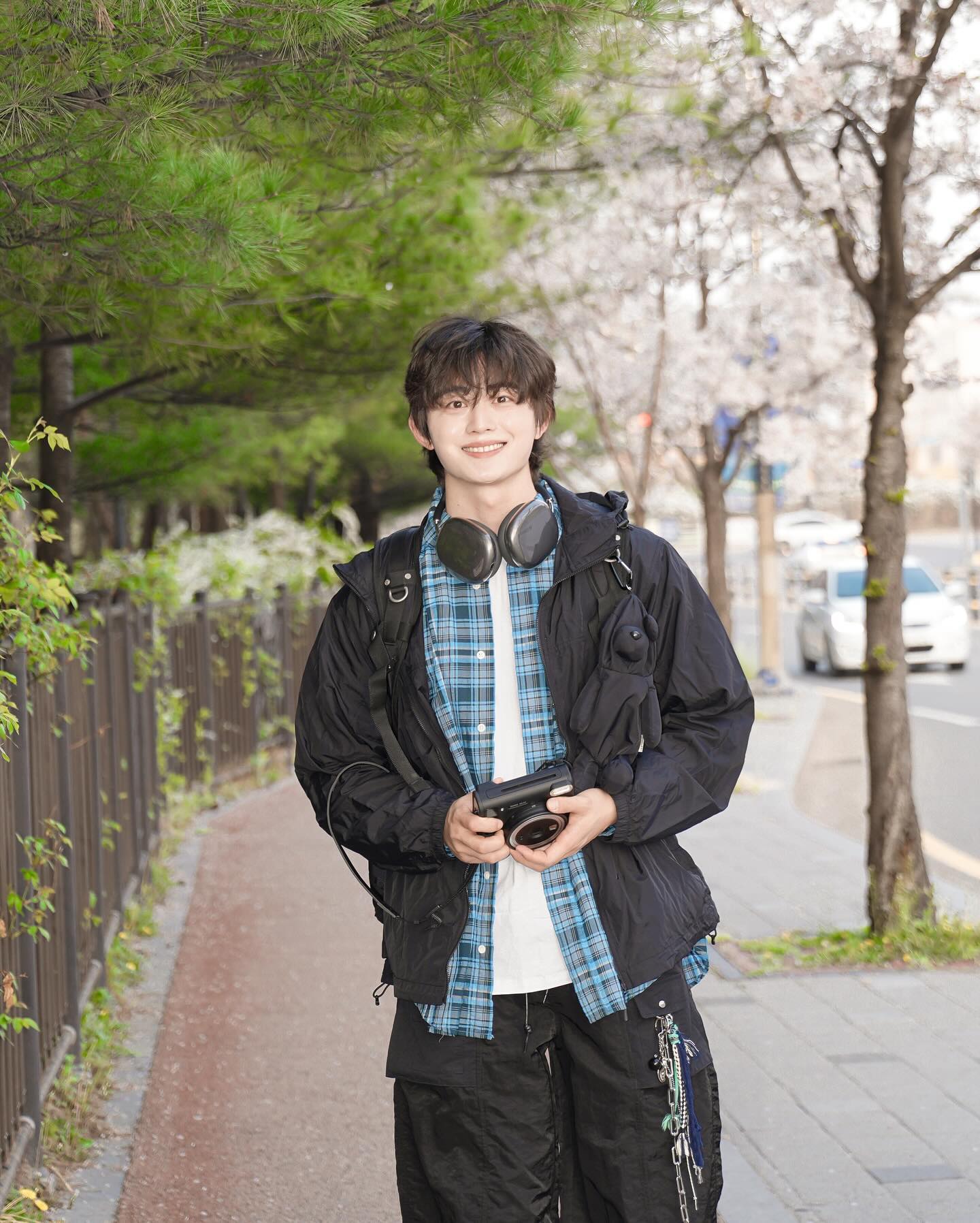 봄이긴 한가보다
점점 산뜻해보이고 싶어지는 욕구가 드는걸 보면
귀여운 키링에 가벼운 바람막이로 너드남 코디해봤는데
좀.. 괜찮은가..?

#바람막이코디  #대학생코디 #캠퍼스룩
#남자패션코디 #남자코디 #남자패션 #체크셔츠 #체크셔츠코디 
#후아유#후즈크루#후즈크루6기#후아유바람막이#바람막이#패커블바람막이#운동복