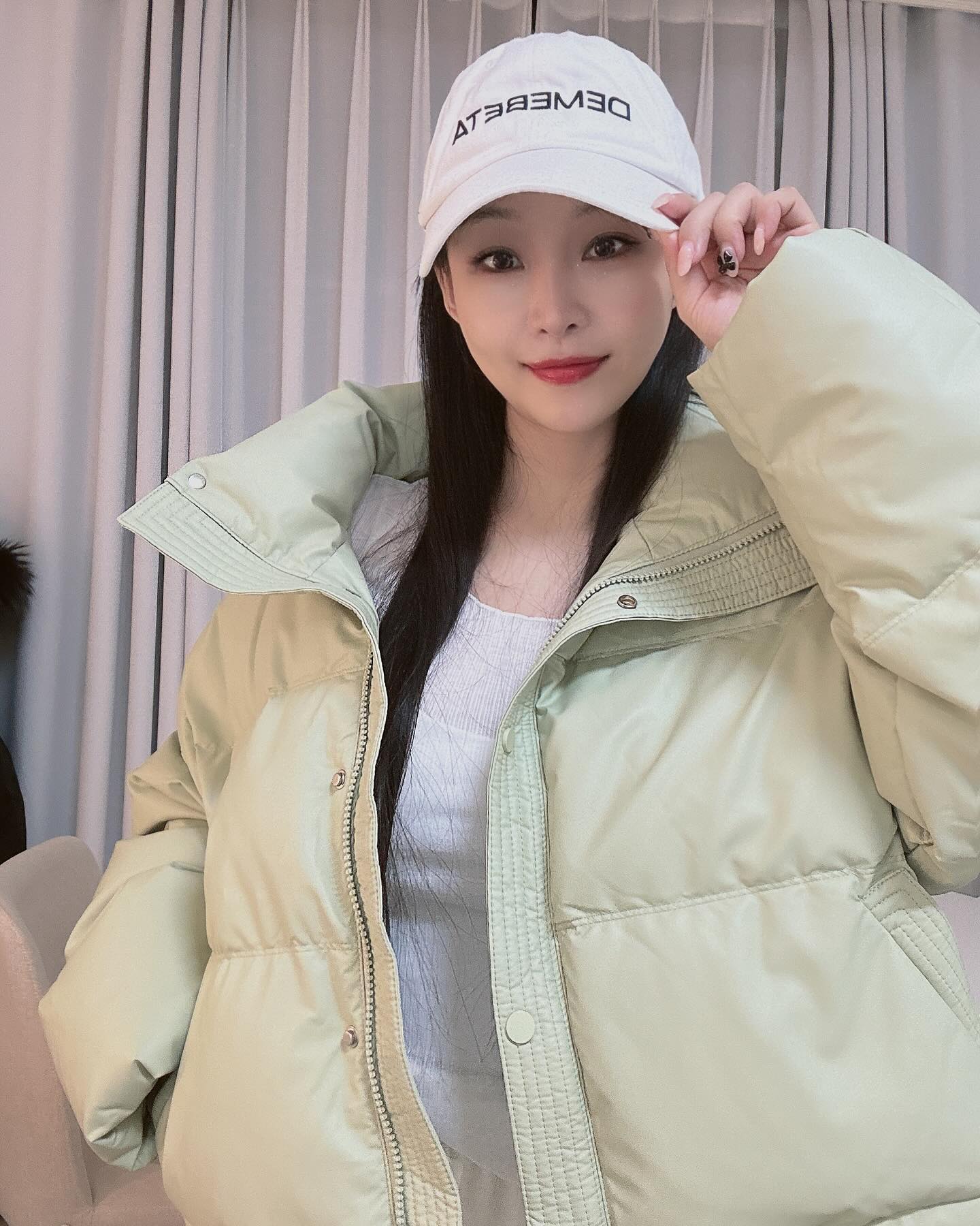올 트렌드에 맞춰 숏기장 패딩이 유행이자나요?
숏패딩 하나 장만 했어요.
파스텔 계열 한번 입고 싶었는데, 민트색 첫 도전 !!
이중 잠금으로 핏도 깔끔하게 떨어지고
하이넥 디자인으로 보온성을 높여서 따듯해요 ~
체형에 맞게 조절 가능한 밑단 스토퍼 고리로
아방한 핏 그리고 오버핏 까지 ~~
두가지 스타일로 연출 가능해요 !
저는 오버핏으로 입었어요.
⠀
방수도 가능한 폴리원단 +
오리솜털/깃털 덕다운패딩으로
변형없이 한겨울에 착용가능하답니다 .
⠀
⠀
heyrozy.official
⠀
⠀
https://www.stylec.co.kr/store/good/8299358074
⠀
#헤이로지 #패딩 #오리털패딩 #덕패딩 #덕다운 #숏패딩 #크롭패딩 #파스텔 #파스텔패딩 #오리털 #겨울아우터 #아우터