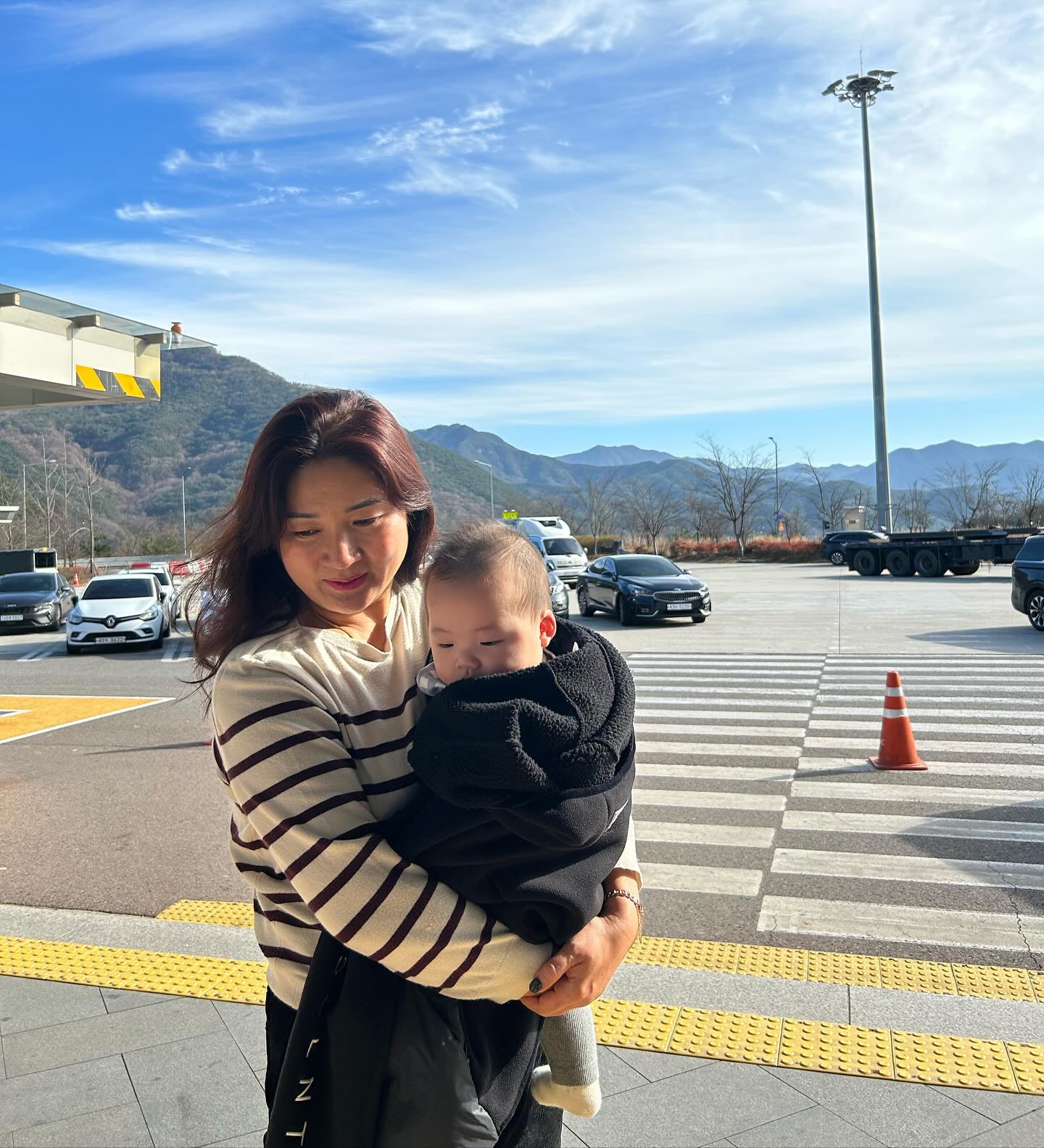 첫 장거리 집 떠나 잘 먹고 잘 자고 잘 노는 
귀여운 아들🧸🐻🤎
복직전에 자주 내려와야지
오랜만에 본 엄마 아빠 주름이 늘어 속상하다
천천히 나이 먹었으면 좋겠다!
일쥬일 순삭🫠
.
.
.
#5개월아기#여행