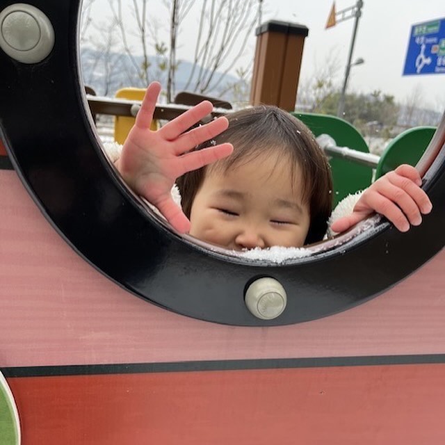 잇힝🤍☃️❄️
눈놀이해서 너무 좋은 별🤍🤍🤍🤍
얼집에서 대신 놀아줘서 넘 좋당 

#육아일기 #육아기록 #30개월 #소띠아기 #슬기로운어린이집생활 #눈놀이하자 #눈사람 #☃️ #❄️ #🤍