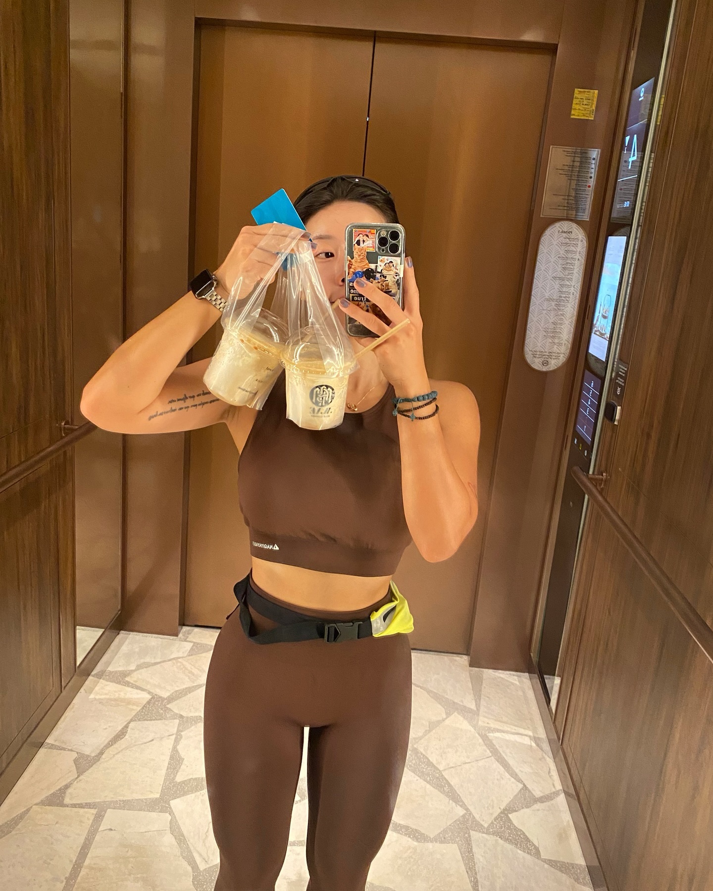 베트남에서 가장 큰 소비 : 킹콩마트에서 2만온 주고 산 레깅스 셋업 🤎 ㅋㅋ 맘에 들어서 후회 안한다 ~
런닝뛰다 마주한 바다뷰 좋았고, 혼자 덩그러니 놓여있는 의자를 보니 저긴 어떻게 내려가는걸까 고민해봤던 나도 좋았고, 씩씩하게 혼자 사러간 코코넛 커피도 좋았당 🥥
⠀
#베트남여행#푸꾸옥#킹콩마트#선셋타운#운동하는여자