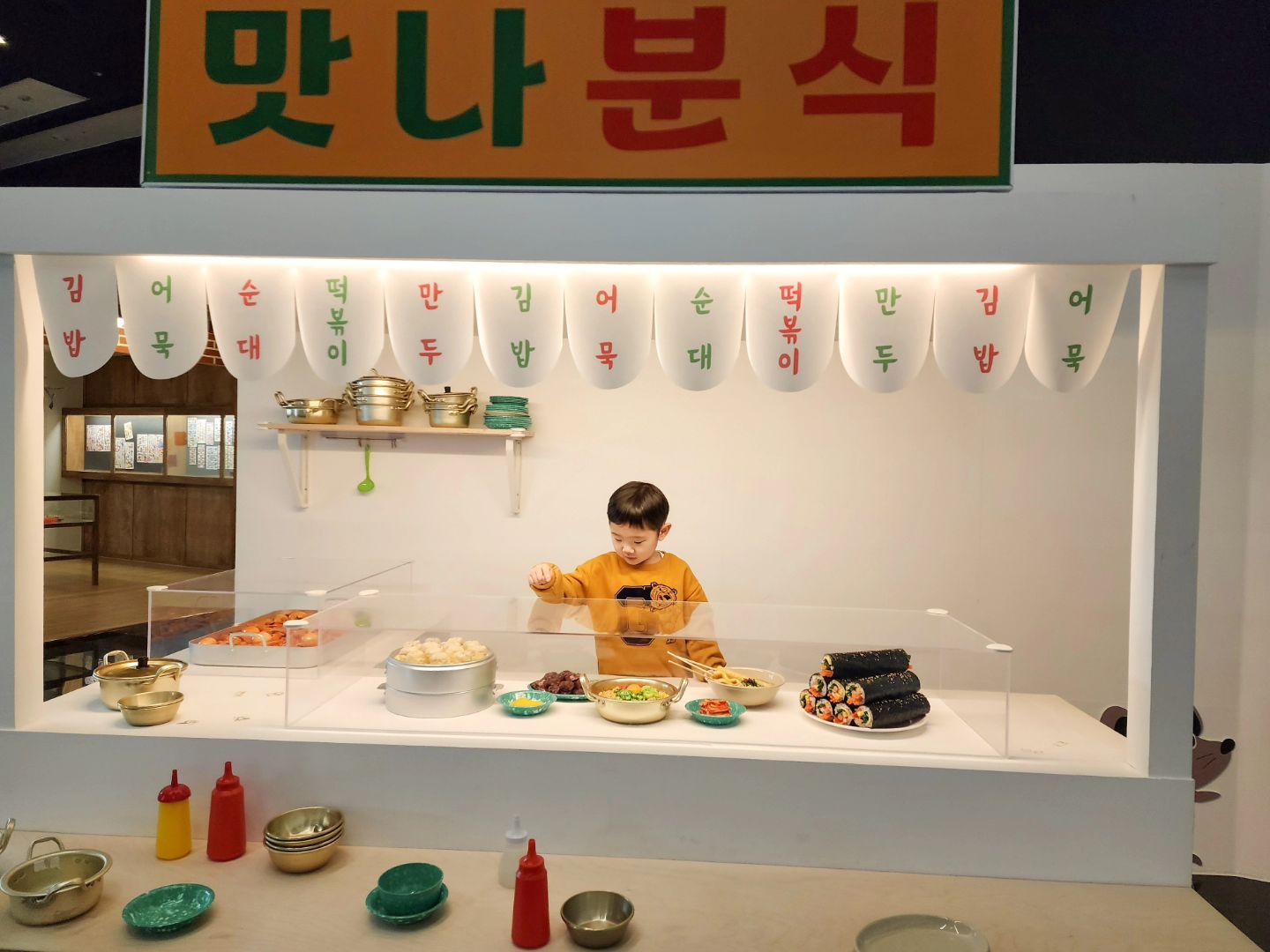 집 근처에 꾸덕한 옛날 스타일 떡볶이 파는 분식점 생겼으면 좋겠다 🍜

#안녕우리바다🐳🦈 #생후58개월 #만4세 #말썽꾸러기 #아들바보 #키즈모델 #남아코디 #키즈룩 #옛날분식 #분식집