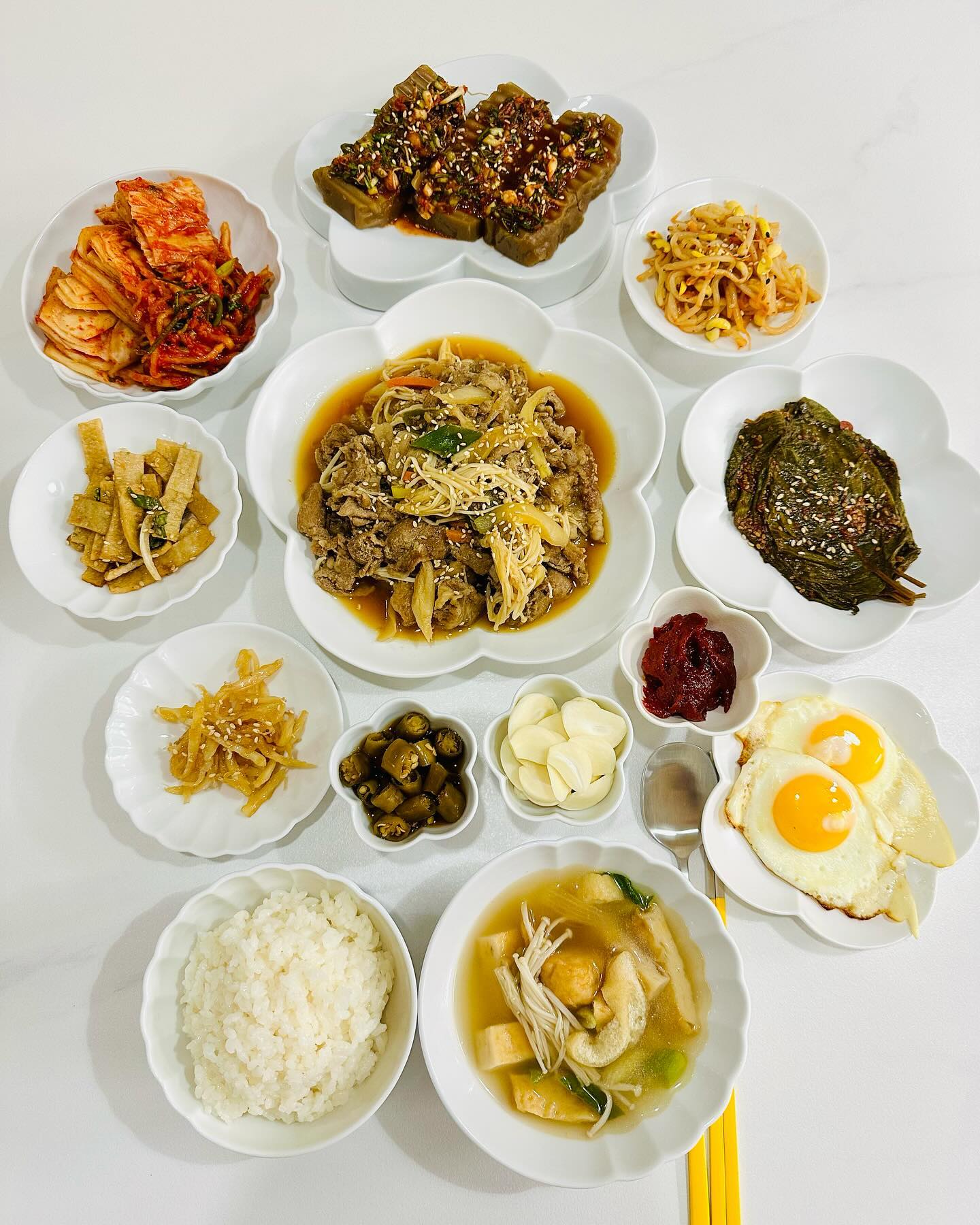 ఇ

흰쌀밥 어묵국
돼지간장불고기 도토리묵
콩나물무침 깻잎지 청란후라이
고추장아찌 간장진미채볶음
어묵볶음 배추김치 채장아찌 

⠀

⠀