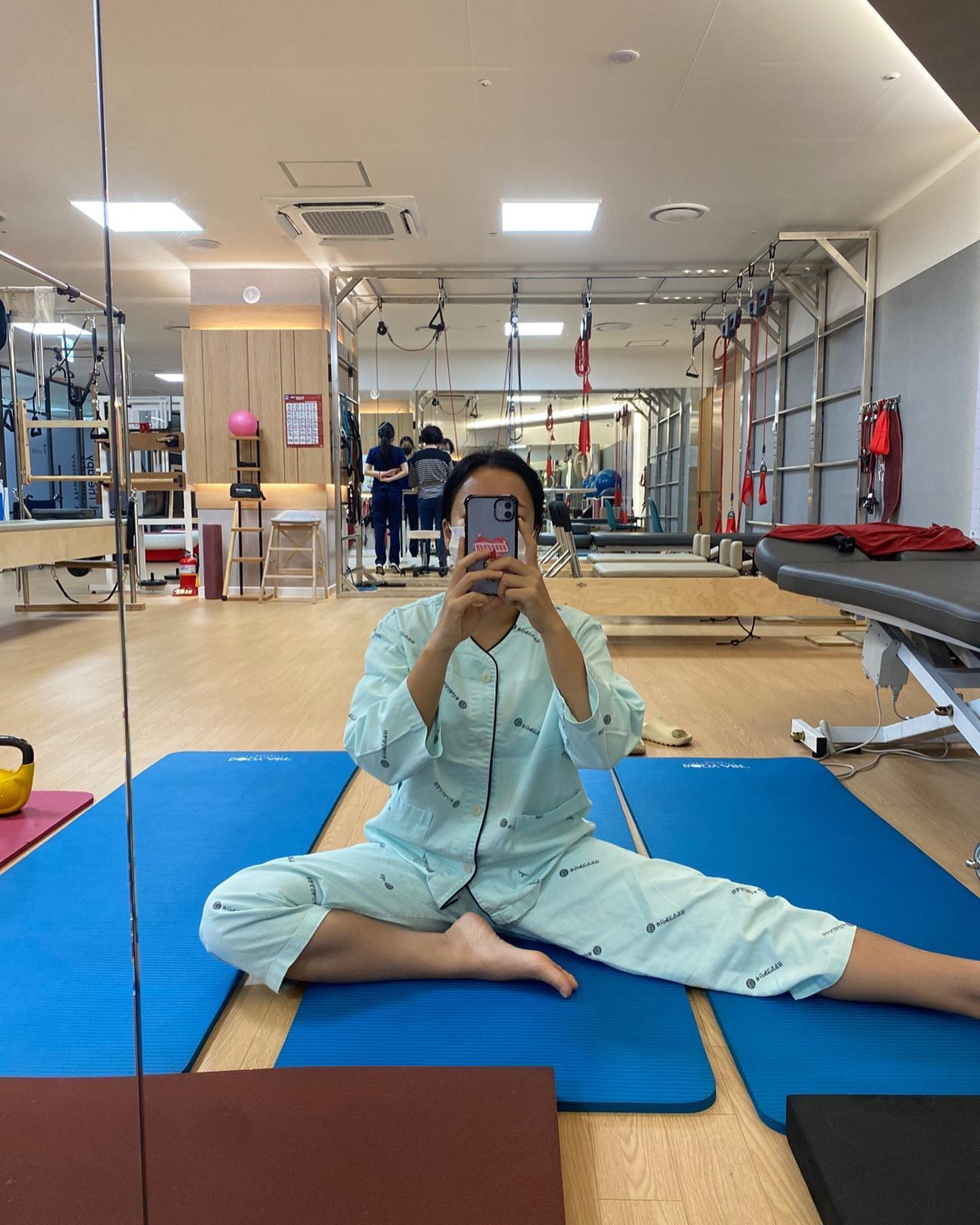 슬기로운 입원생활 끝-🤍 
태어나서 처음하는 입원,, 원장님이 “어디가 제일 아파요?” 라고 물어보셔서 경추 7번과 흉추 2번 3번 주변이라고 답했더니 뭐하시는 분이냐고 물어보셨어요.ㅋㅋ 입원 첫날부터 논문 쓰느라 밤을 꼴딱 새고 .. 한 이틀 밥맛이 없더니 옆 침대 이모와 친구 먹고 많은 분들의 위로와 응원에 힘입어 다시 식욕왕이 되어 열심히 치료했어요,, 
의기소침+불안+스트레스+악몽+etc.. 에서 언어적인 개입은 많은 위안이 되더라구요. 말로만 하는 것들..에 부정적인 저에게 말 한마디의 힘이 무엇인지 온몸으로 느낄 수 있었어요. 고맙습니다🫶🥹

링겔 맞을 때 눈을 감고 몸 감각에 집중했더니 시원한 용액이 오른팔로 흘러가는 것이 느껴지고 반대편 손등 위에서 맥박이 느껴졌어요. 눈 감고 바디파트 인식하며 스스로 나의 몸과 마음을 치유하는 시간,,🪬제대로 가졌어요🤍
해부학 책에서 글로 배운 뼈의 이름과 기능을 몸으로 이해하며 신비한 몸의 세계를 경험했답니다아 

#입원생활 #표면해부학 #소매틱 #몸공부 #마음공부 

한 줄 요약 : 건강이 최고다 ,,