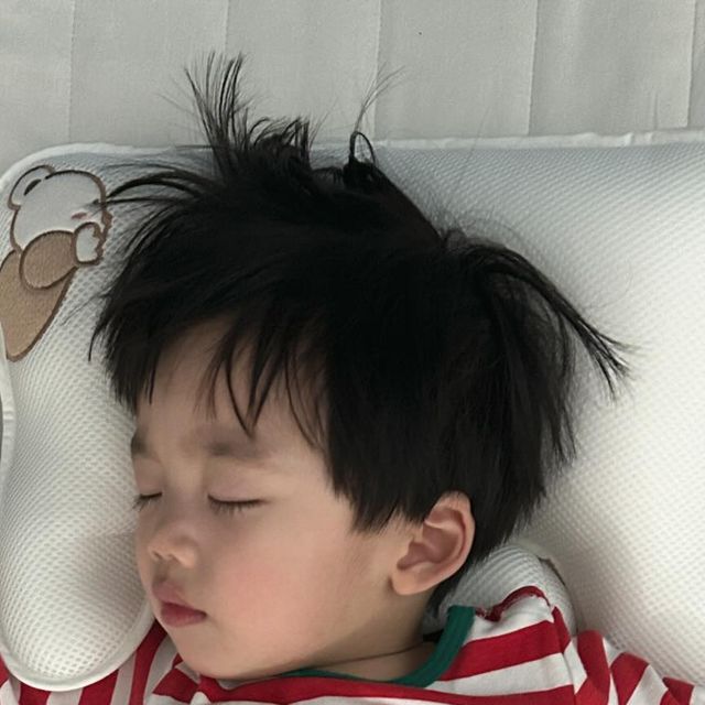 로또 on Instagram: "#광고 꿀잠을 부르는 로또상의 베개 #아이누오 예요🤍 경추 보호 베개 특허까지 획득한 아기베개 베개 본체와 목지지대 충전재 밀도를 달리해 아기의 경추를 보호하면서