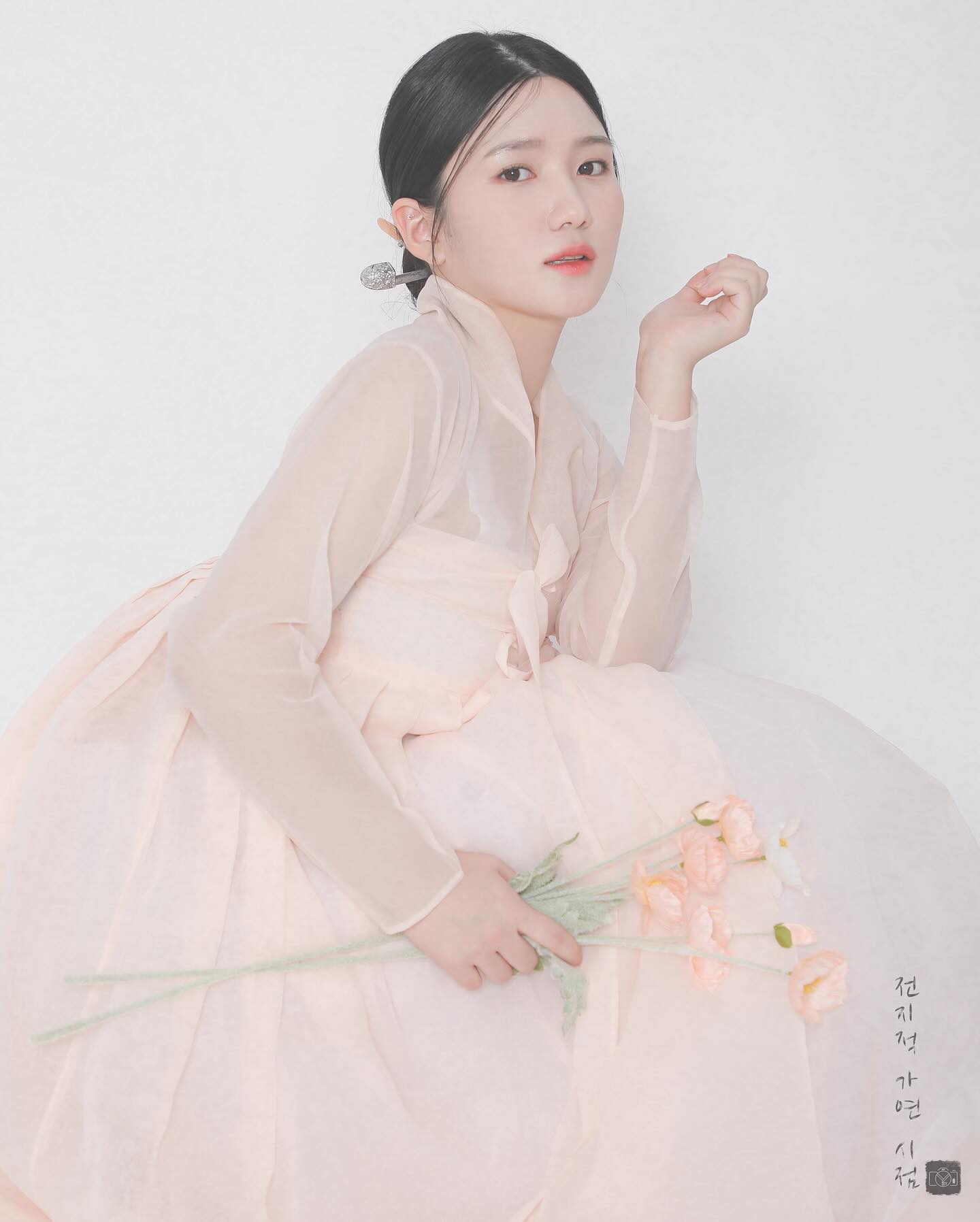 으아아아아ㅏㅏㅏㅏㅏ❤️‍🔥
전 정말이지...
행복해서 미치겠어요❤️‍🔥❤️‍🔥❤️‍🔥❤️‍🔥

예쁘셔서이기도 하지만ㅋㅋㅋㅋㅋㅋㅋ
우리 손님에너지가 깔끔하고 쿨한데 부드러운 그런 느낌이셨는데 그 게 사실 가장 좋았어요!! 
제가 개인적으로 너무 좋아하는 에너지거든요!

사실
한 사람에 대해 나의 느낀점을 이야기 한다는 게 엄청난 실례 이기도 하겠지만
최대한 간결하게나마 전하고 싶었던 마음이었기 때문에 조심스럽게 사진과 함께 남겨봅니다🫧

마지막은! 
메이크업이 너무 잘 되서
남기게 된 증명사진!!!!!!!!!!!!🤍
내가 해놓고 내가 너무 마음에 들어서 
하나 남기시라고 해가지곸ㅋㅋㅋㅋㅋㅋㅋㅋㅋㅋㅋㅋㅋㅋㅋㅋㅋㅋㅋㅋㅋㅋㅋㅋㅋㅋ남겨드린 증.명.사.진!!!!!

헤/메 정보
헤어_전지적 가연 시점
메이크업_전지적 가연 시점 

#전지적가연시점 #한복화보 #한복스냅 #한복사진 #만삭사진 #만삭화보 #대전 #사진관 #대전사진관 #hanbok #프로필 #프로필촬영 #개인화보 #평민한복